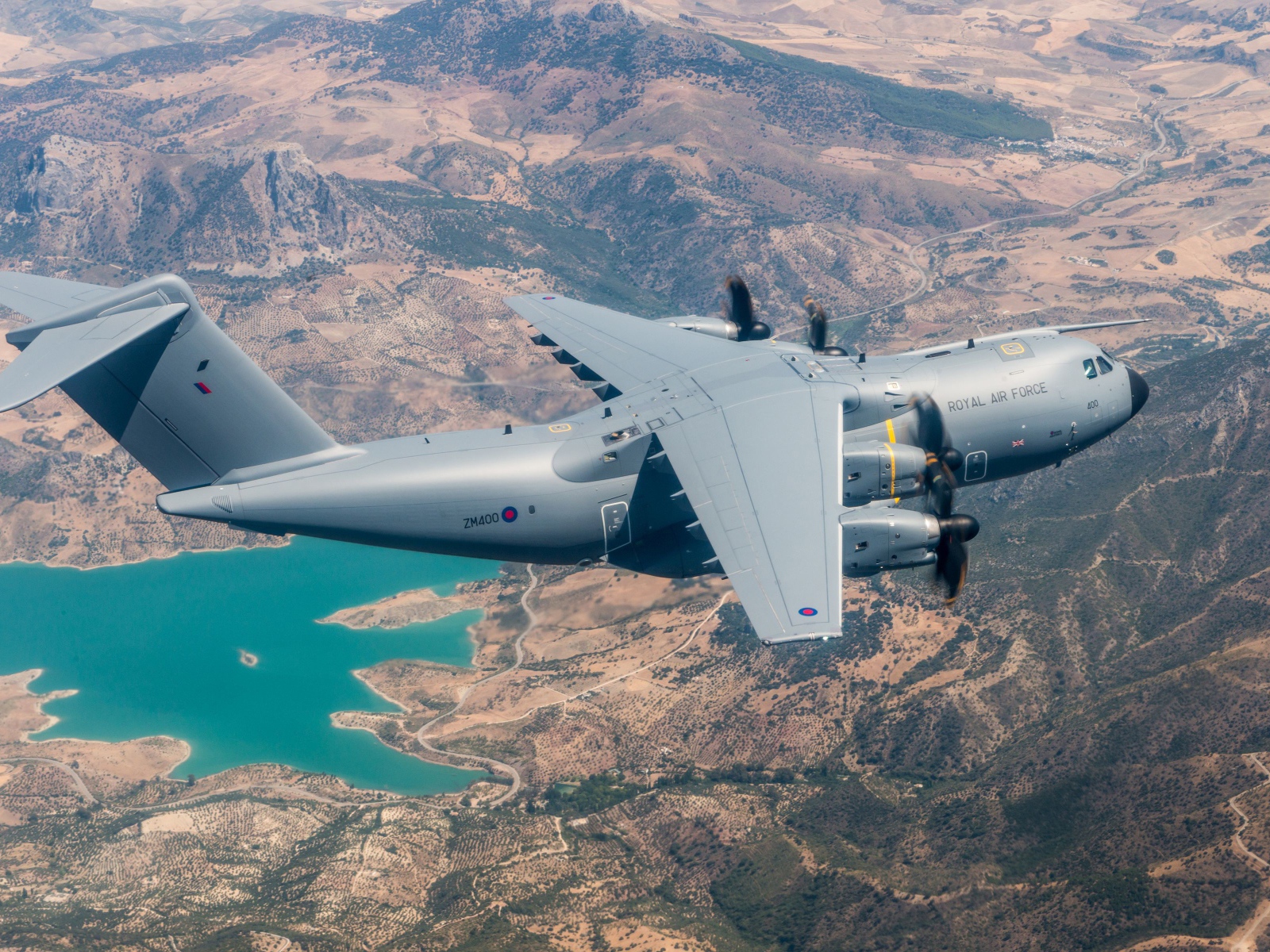 Военный самолет Airbus A400M в небе 