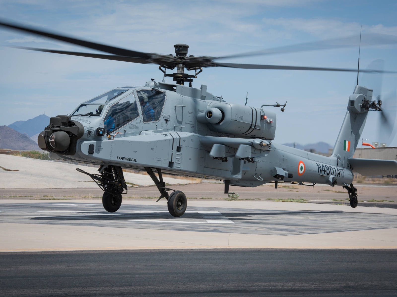 Военный вертолет Boeing AH-64 Apache готовится к взлету