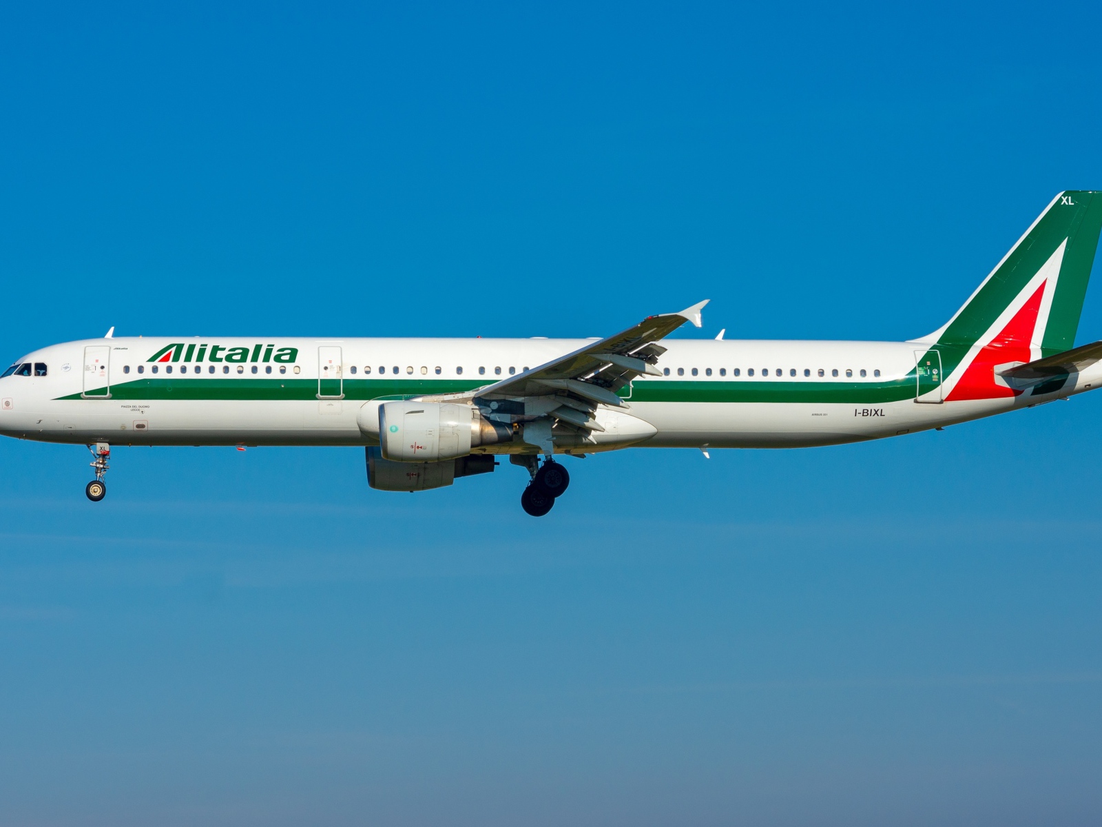 Пассажирский Airbus A321-100 в голубом небе 