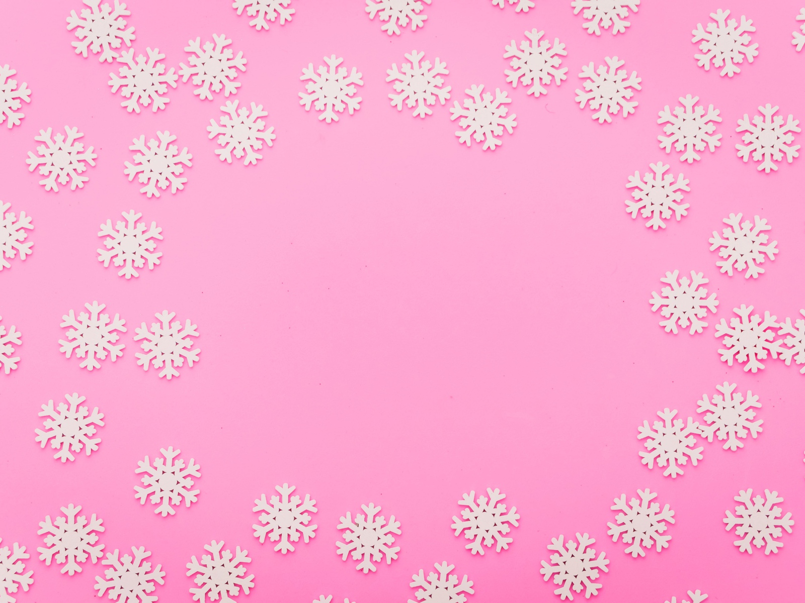 Много белых снежинок на розовом фоне