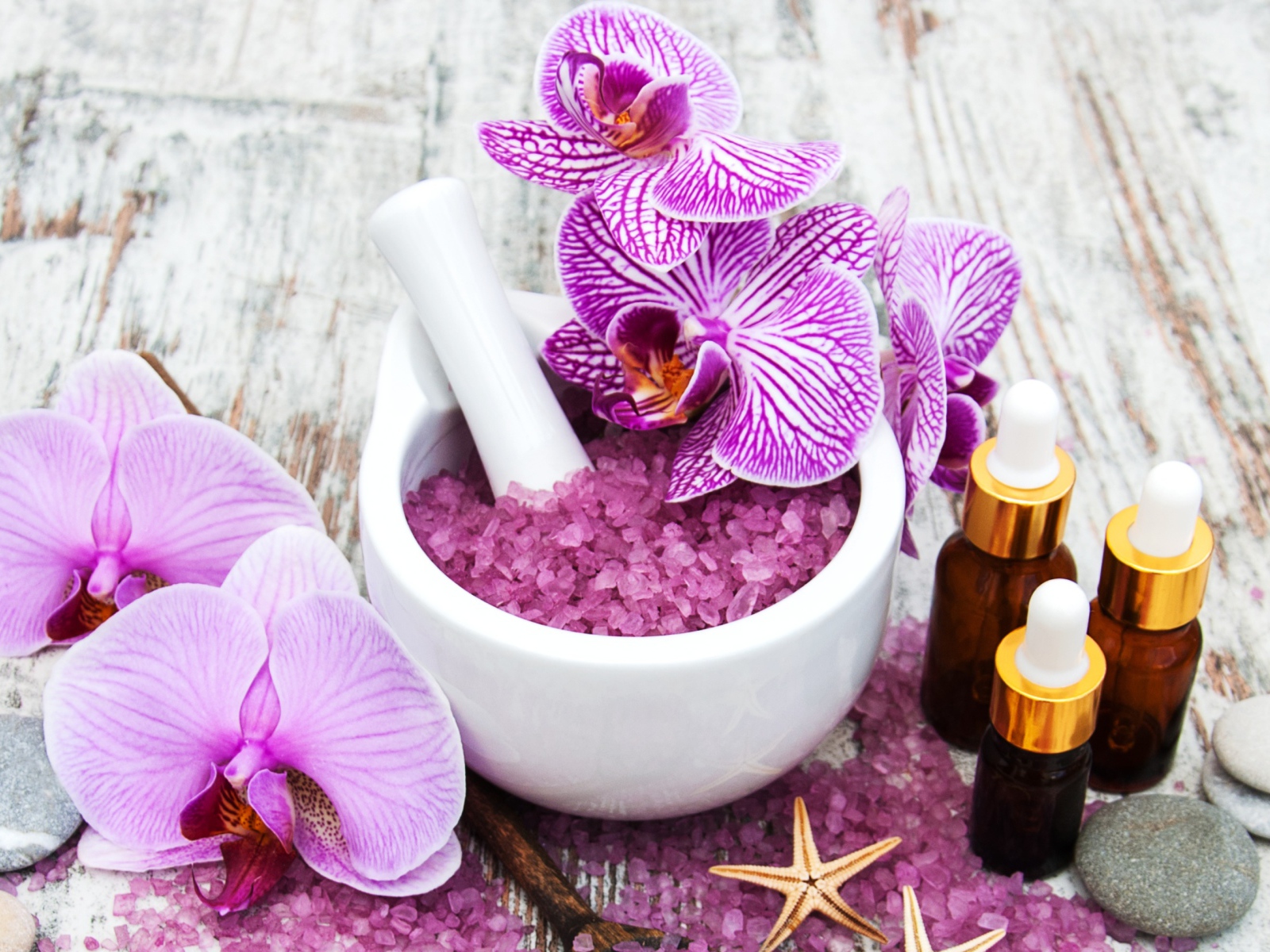 Ароматная соль, цветы орхидеи и ароматическое масло 