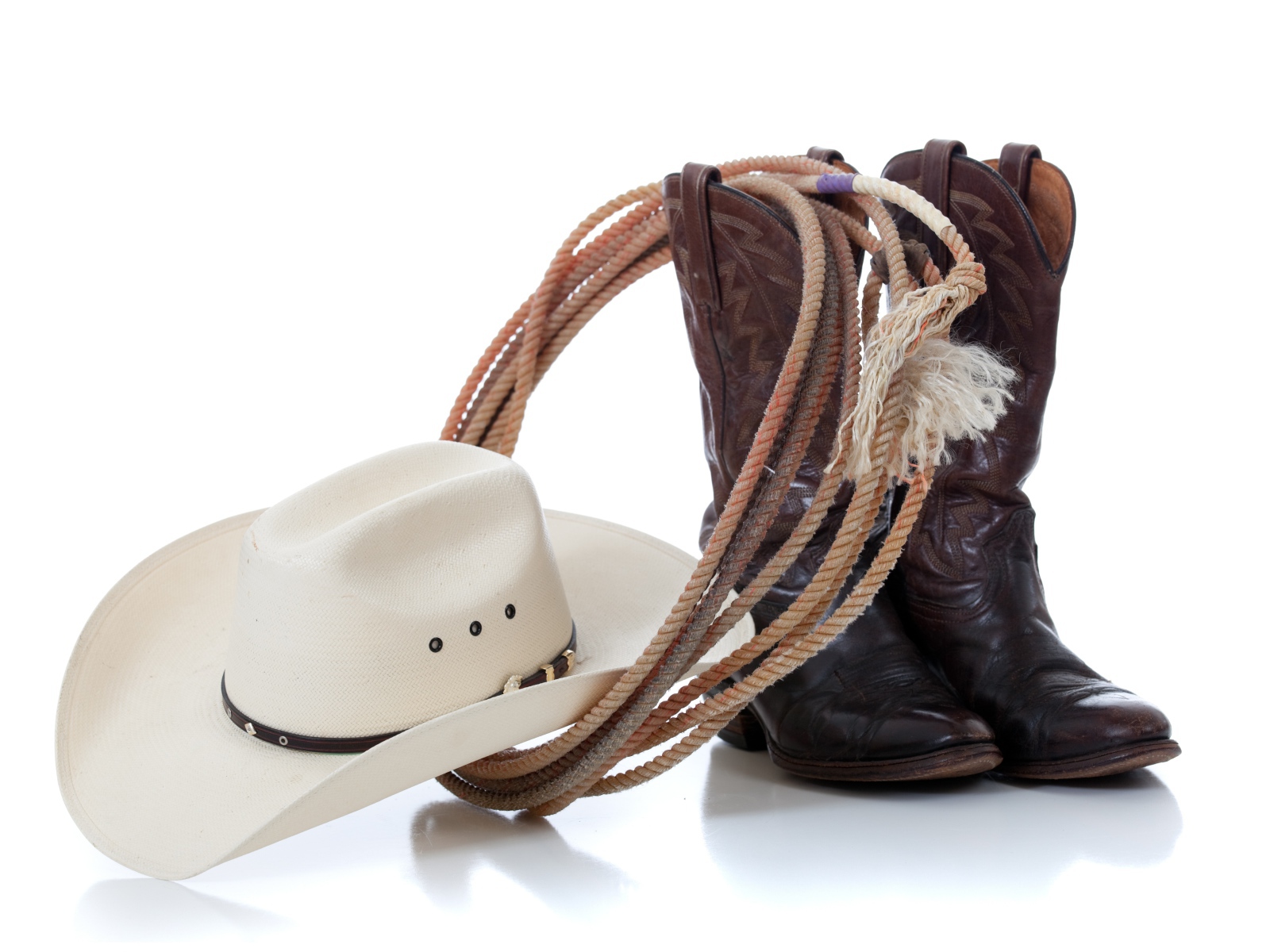 Сапоги, ковбойская шляпа и лассо на белом фоне