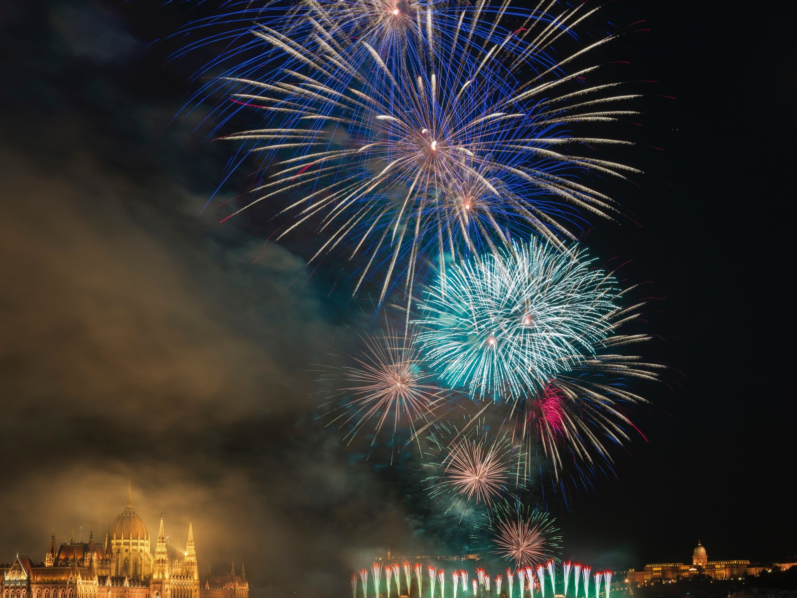 Яркий разноцветный праздничный салют в небе