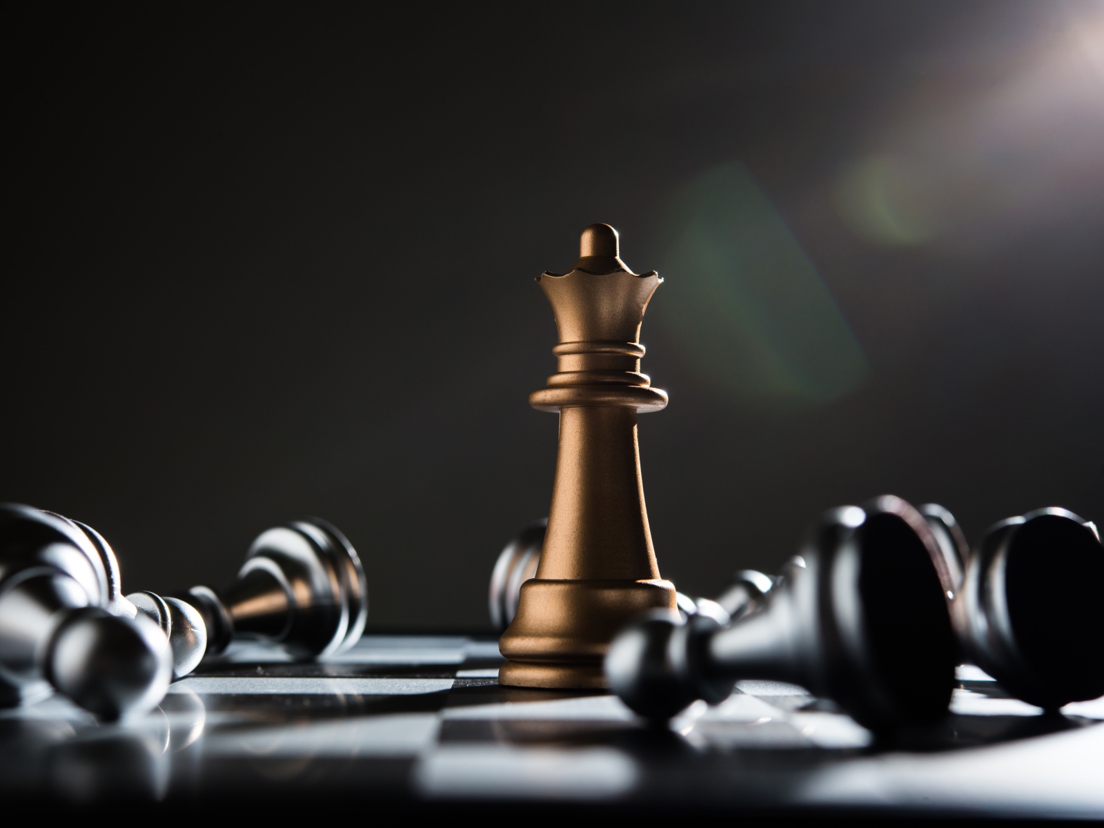 Шахматная королева на доске с пешками 