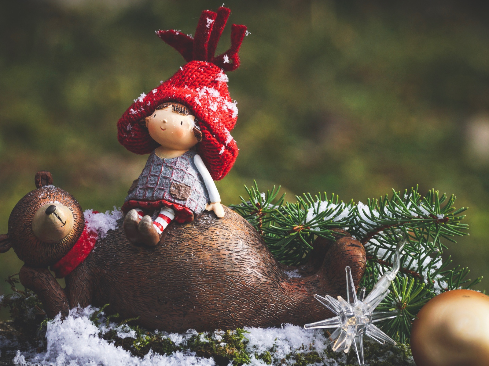 Статуэтка Маша и медведь с еловой веткой