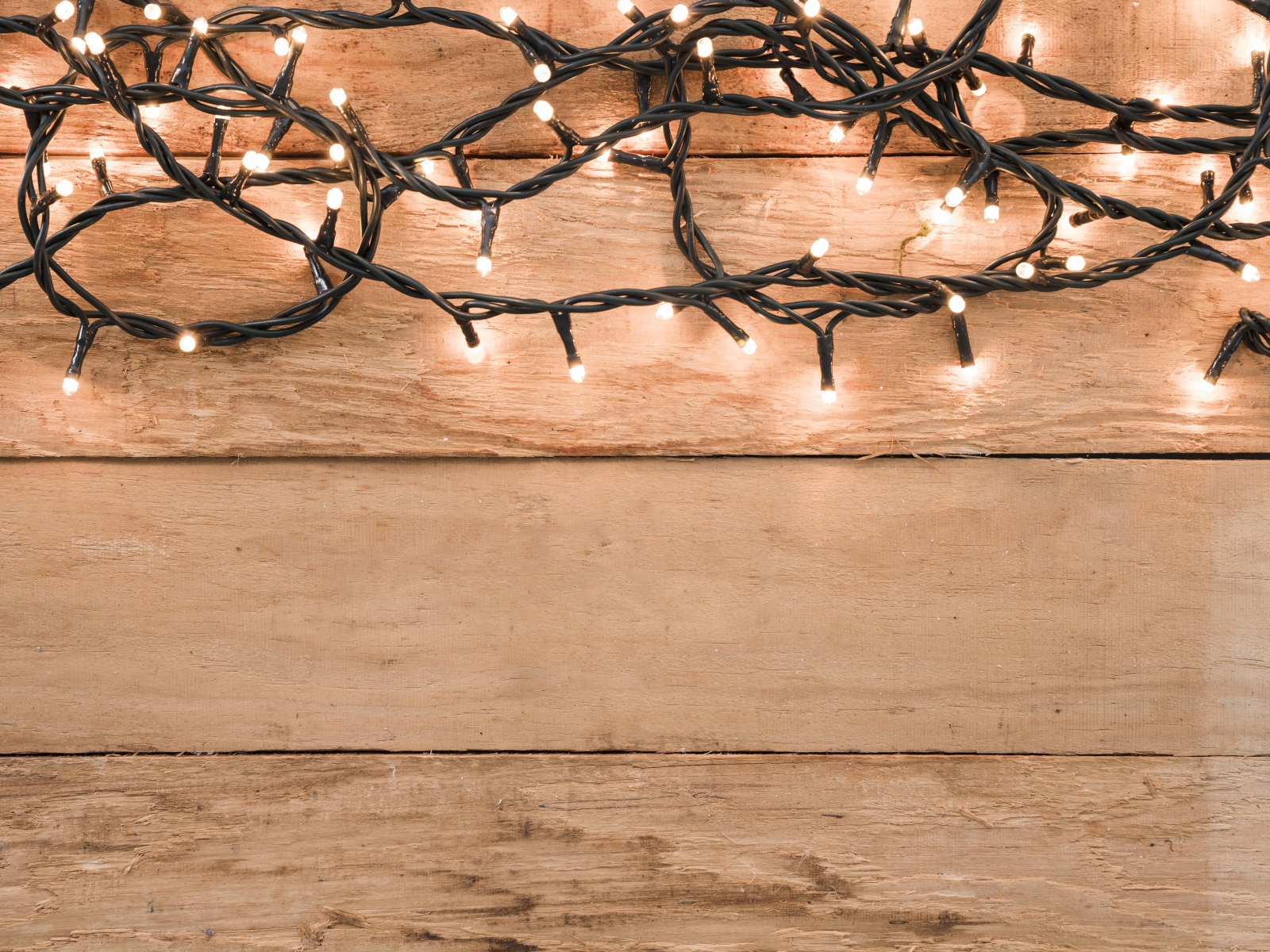 Гирлянда на деревянном фоне