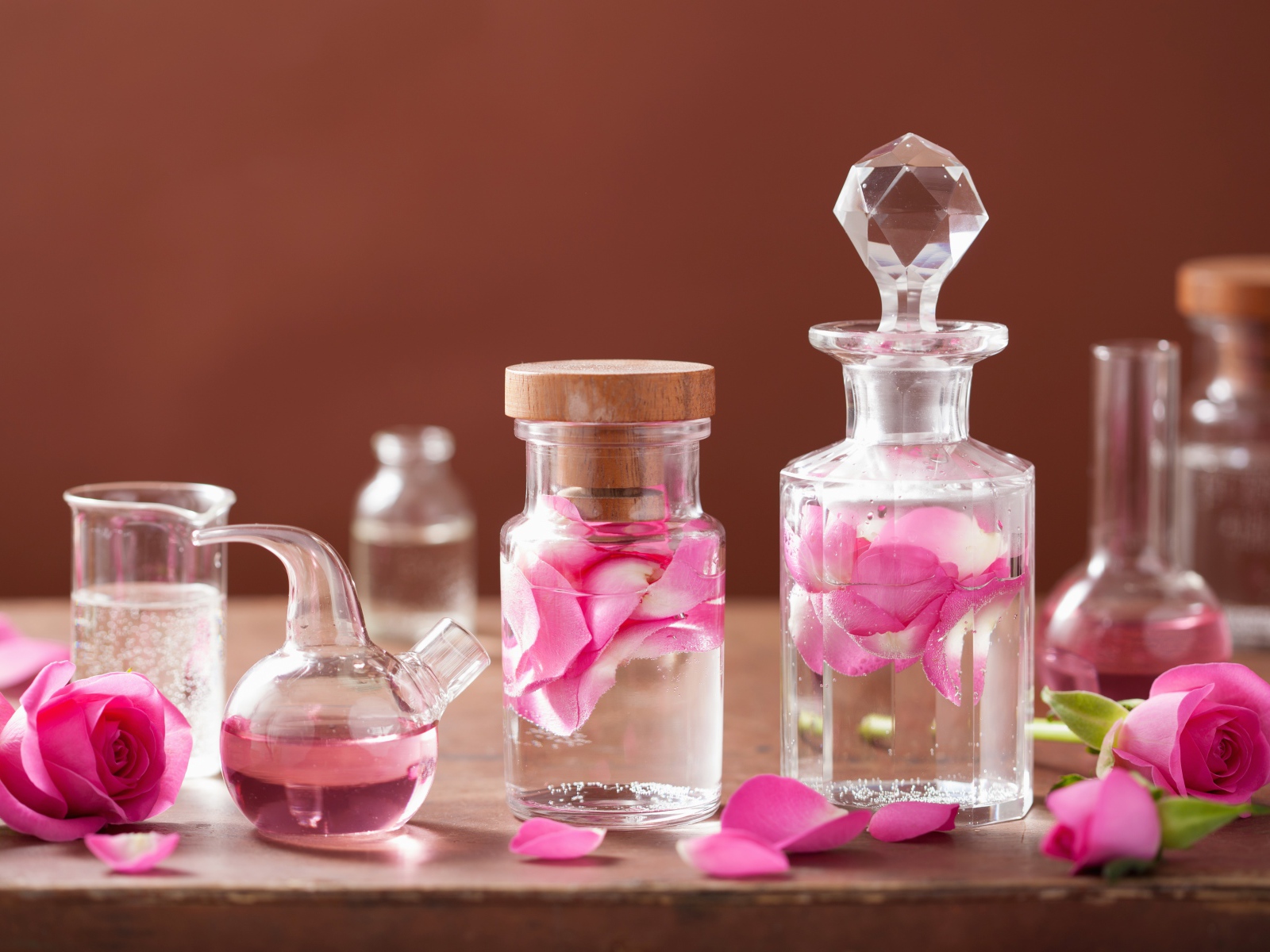 Стеклянные флаконы с ароматной водой с лепестками розы