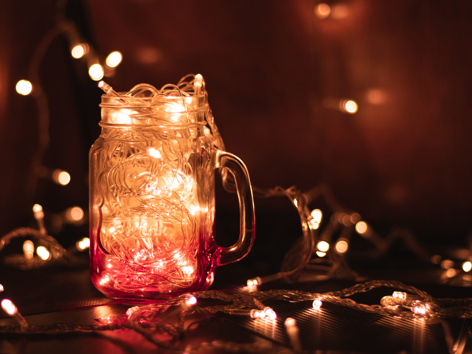 Включенная гирлянда в стеклянном кувшине