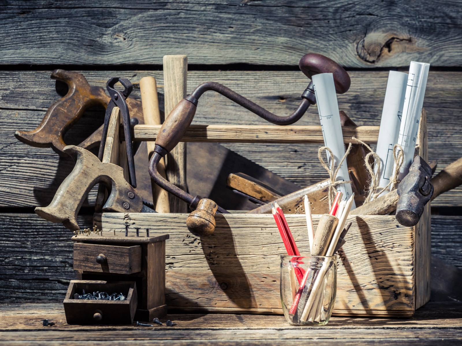 Столярные инструменты в ящике на столе