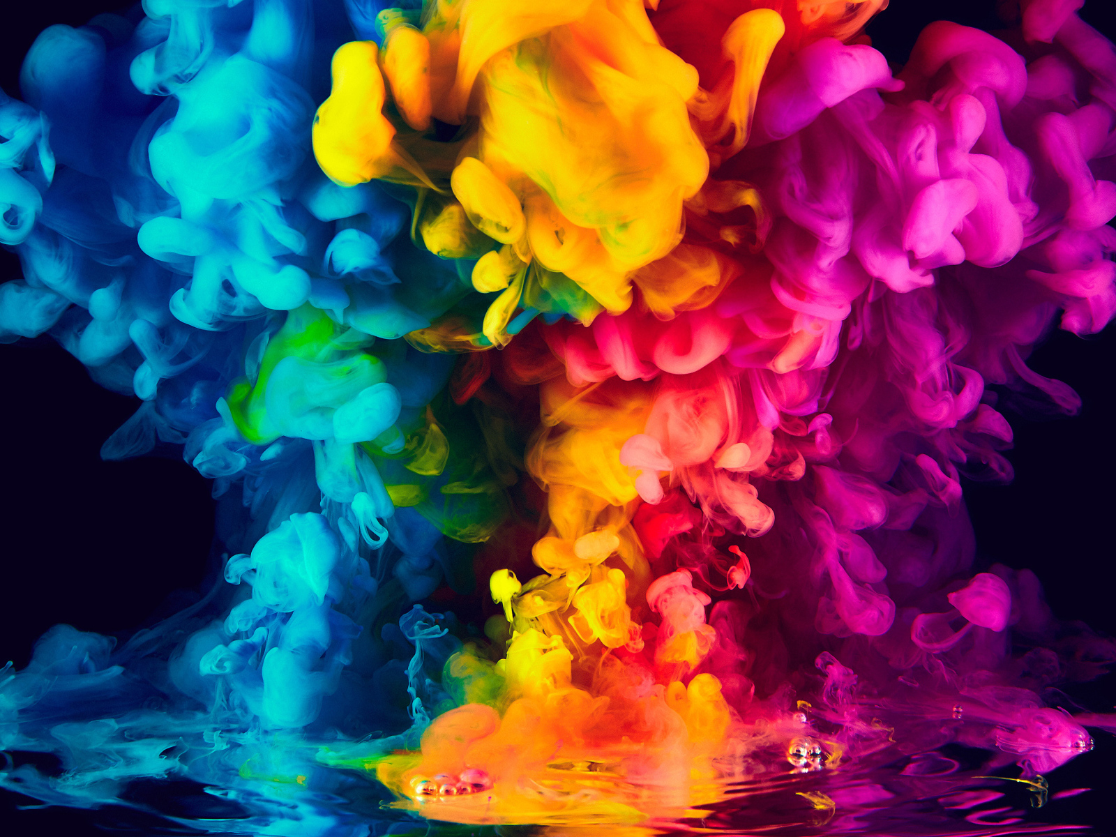 Разноцветный дым поднимается вверх на черном фоне