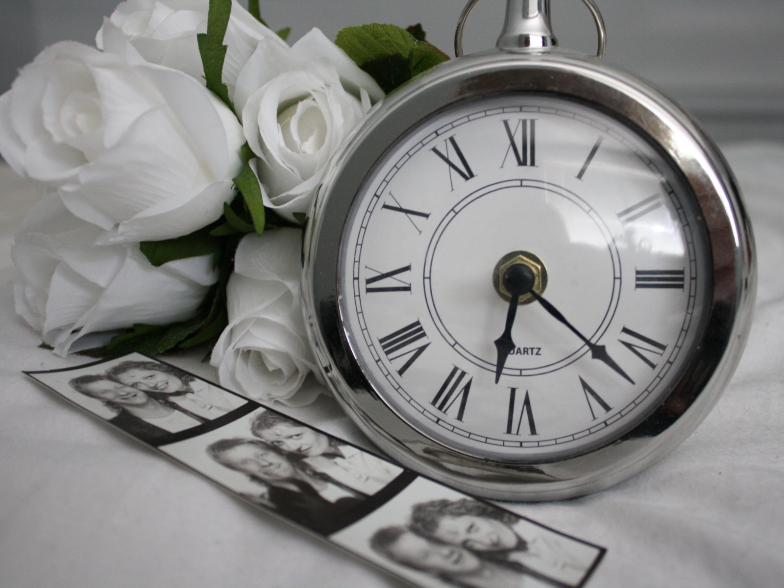 Карманные часы с розами и старыми фотографиями 