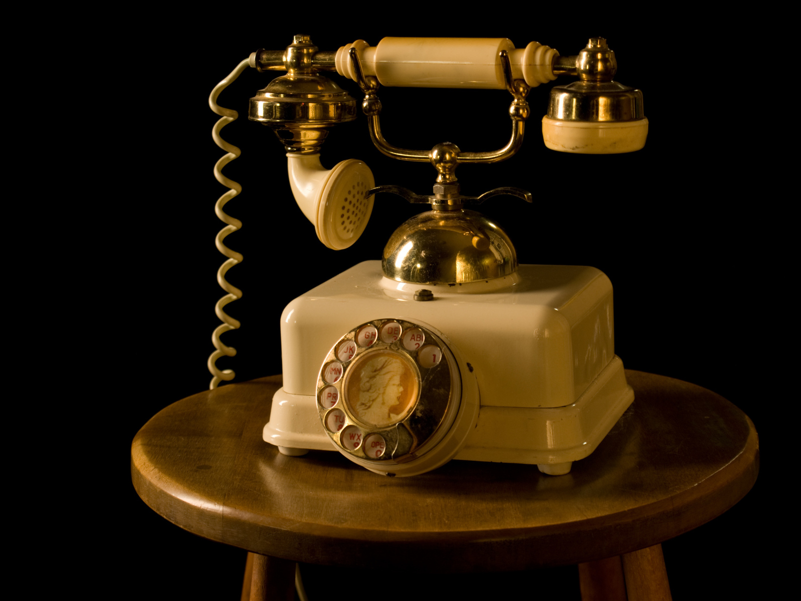 Ретро телефон на тумбочке на черном фоне