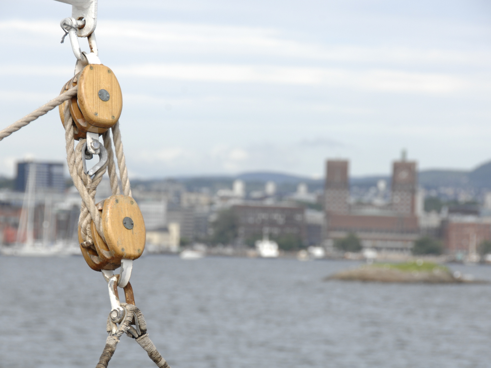 Крепление для каната в порту