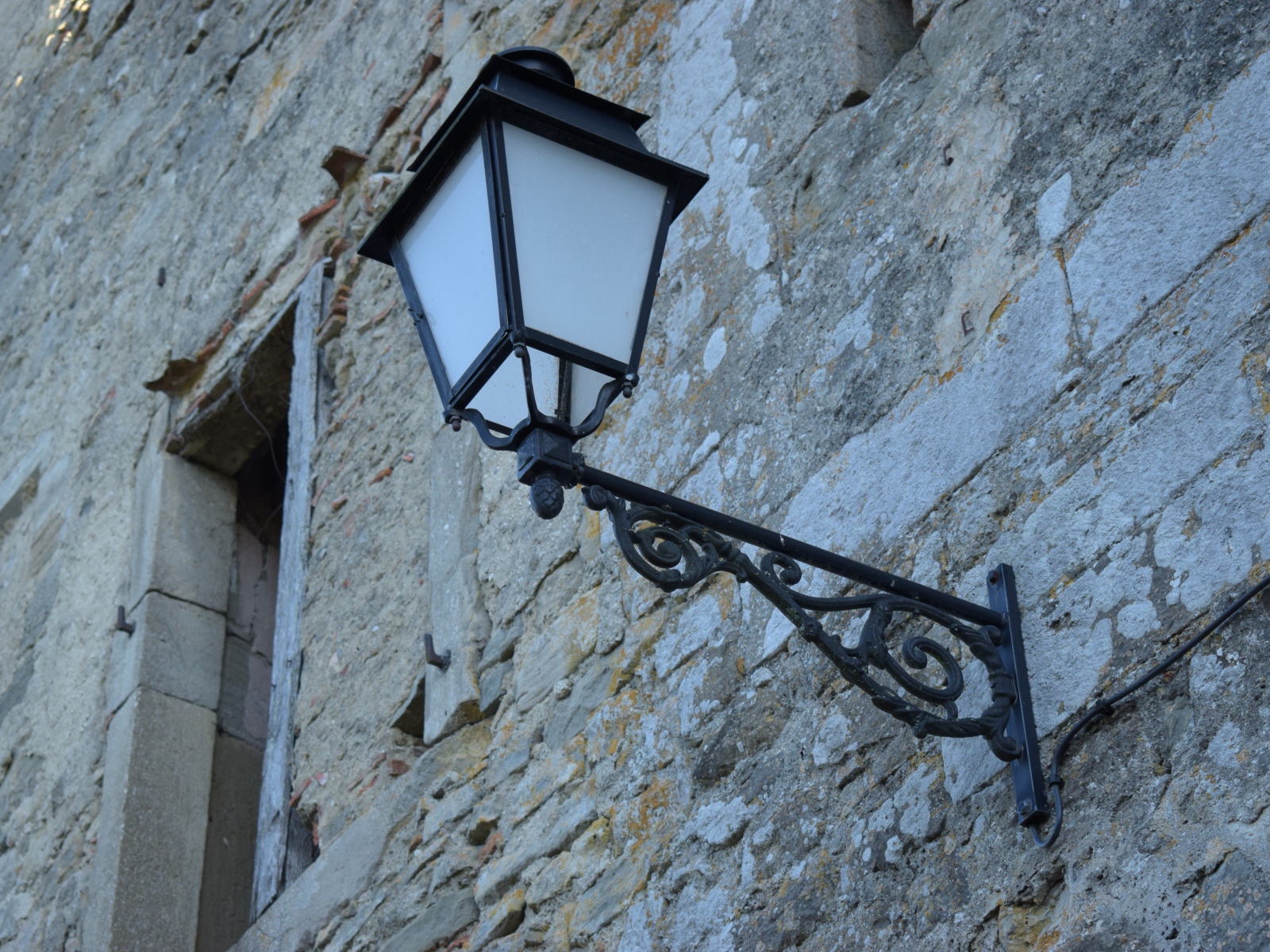 Уличный фонарь на доме