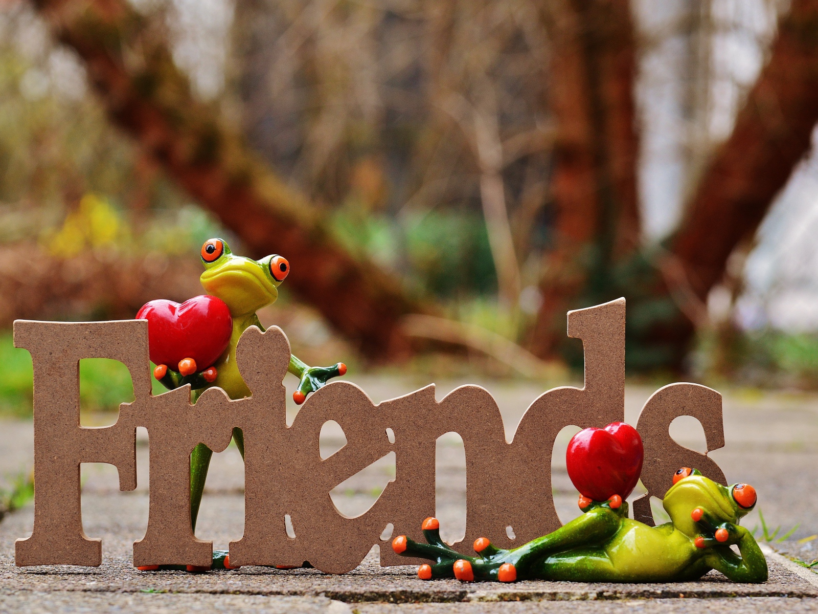 Две статуэтки лягушек с надписью 