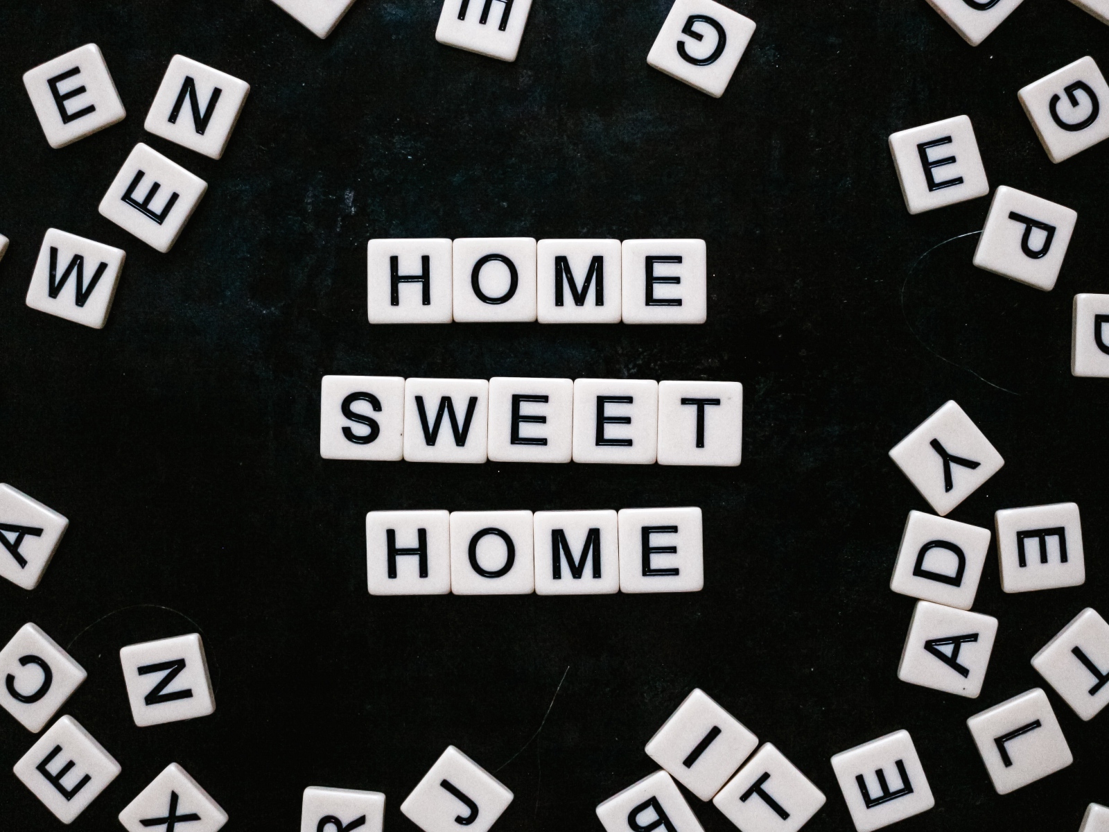 Белые кубики с буквами на черном фоне