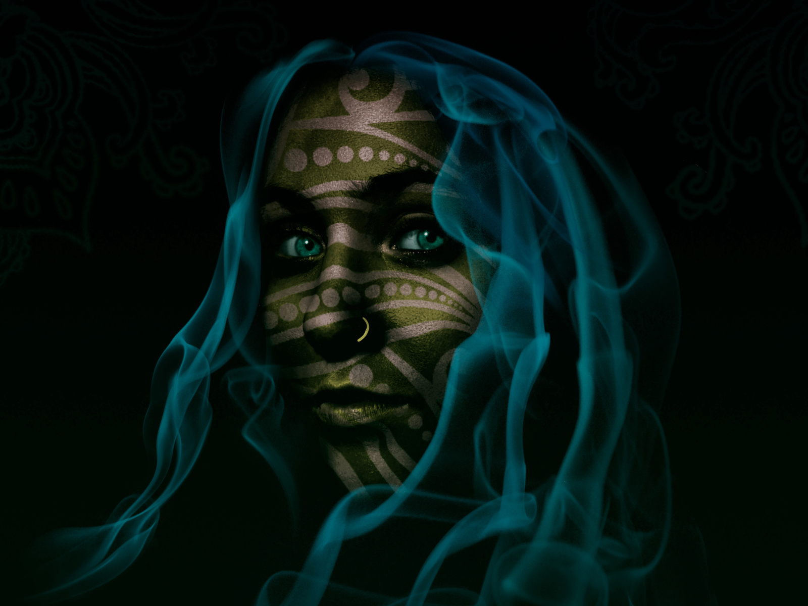 Фантастическая зеленоглазая девушка с волосами из голубого дыма