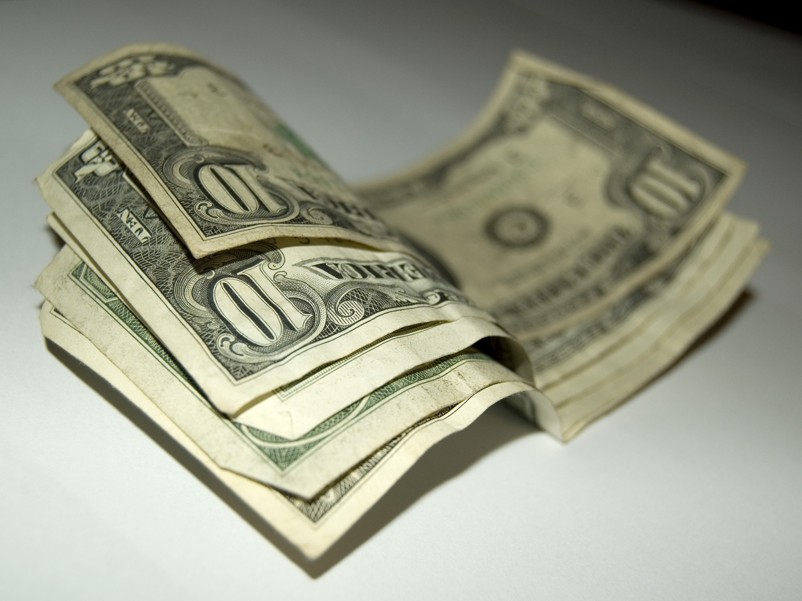 Купюры по 10 долларов на столе
