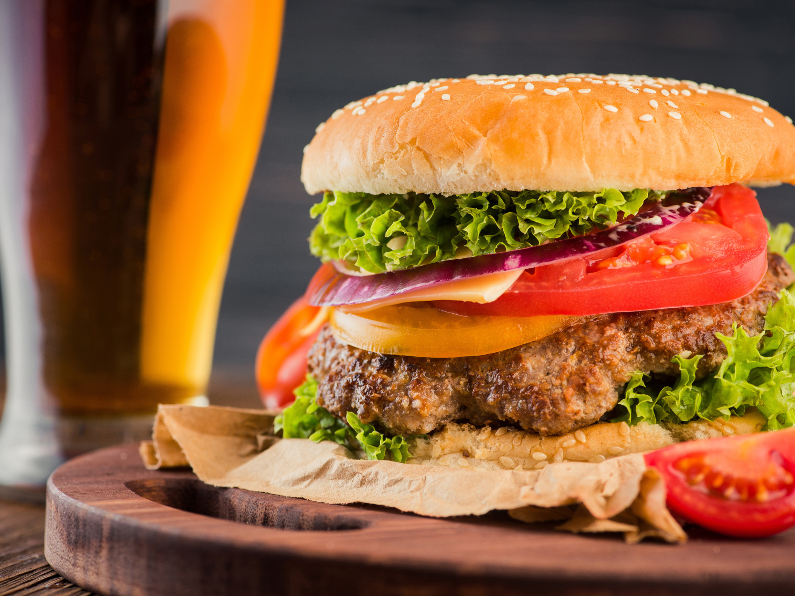 Большой аппетитный гамбургер с котлетой 