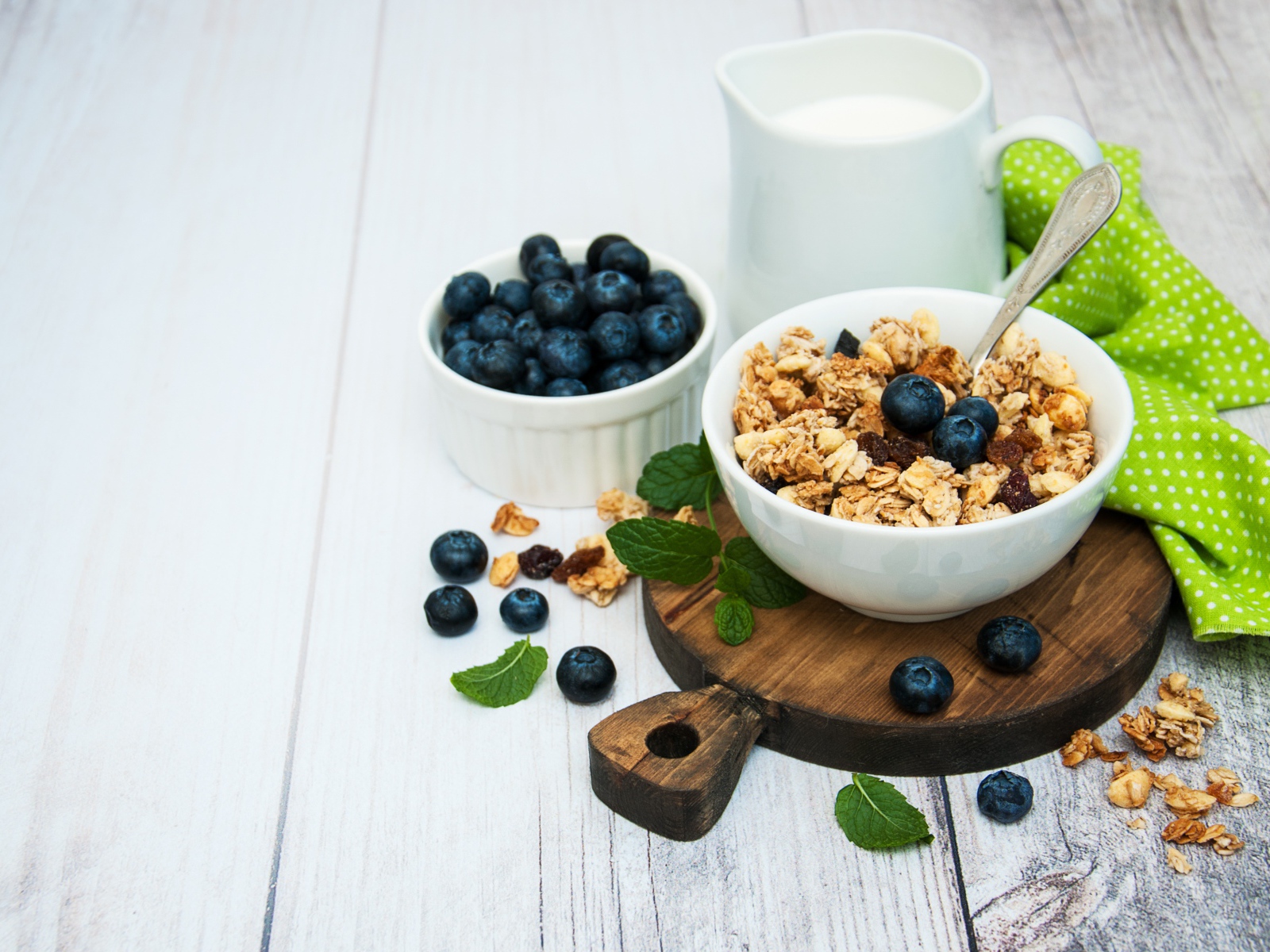 Хлопья с ягодами черники на столе с молоком