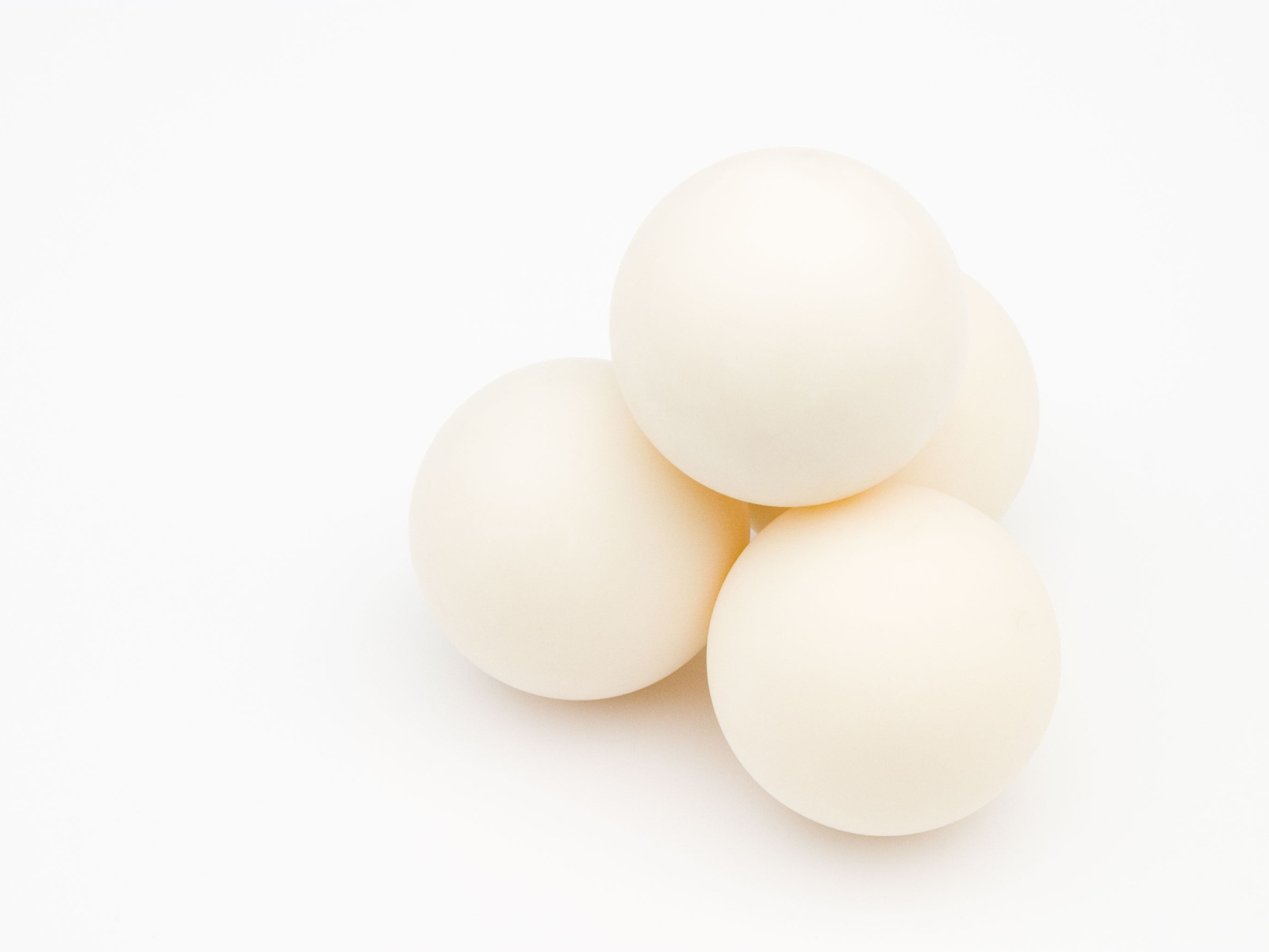 Куриные яйца на белом фоне 