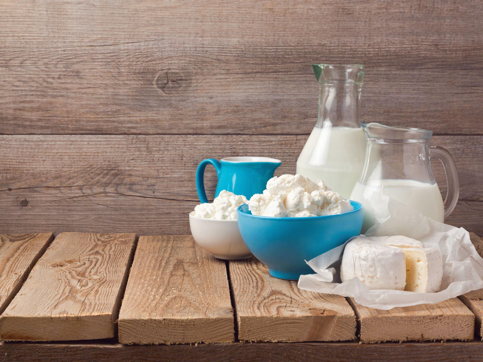 Молочные продукты на деревянном столе