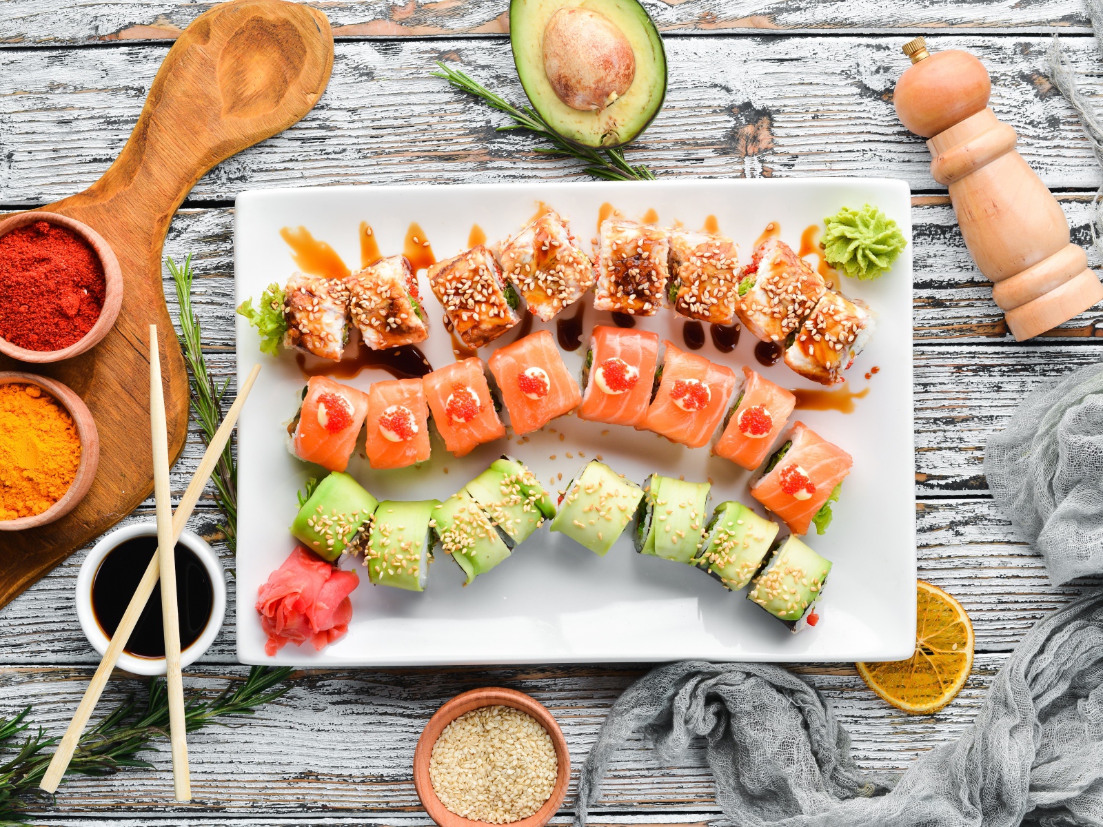 Вкусные аппетитные японские роллы на столе с соусом и специями