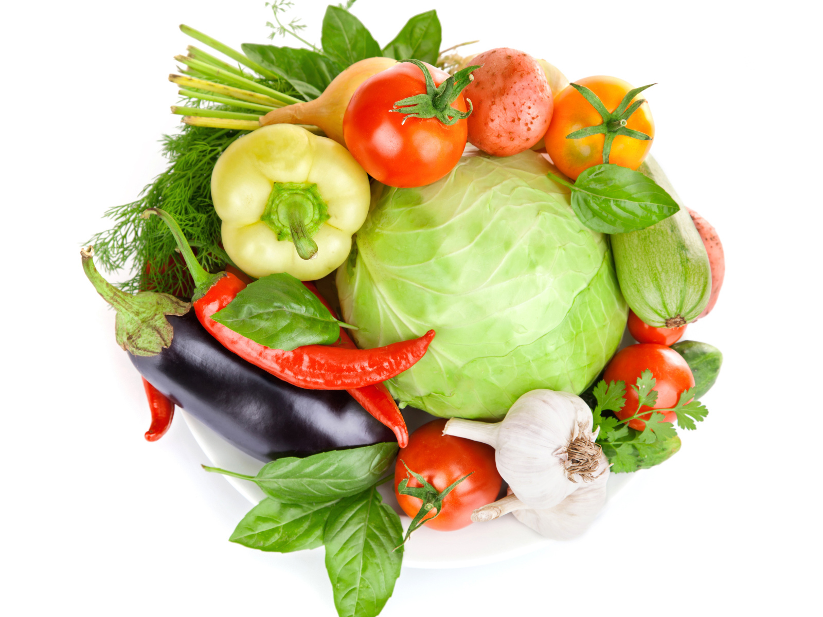 Свежие овощи на белом фоне с зеленью 