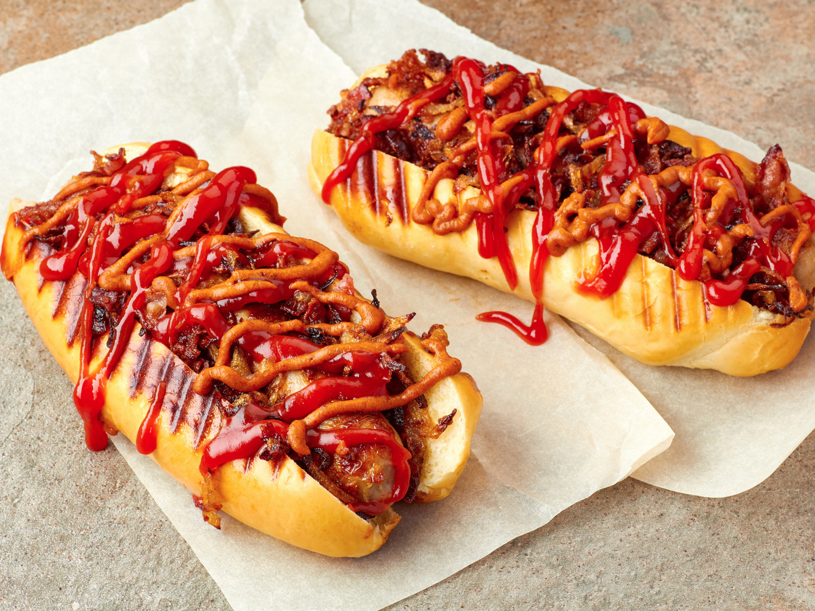 Хотдоги на гриле с сосисками и соусом