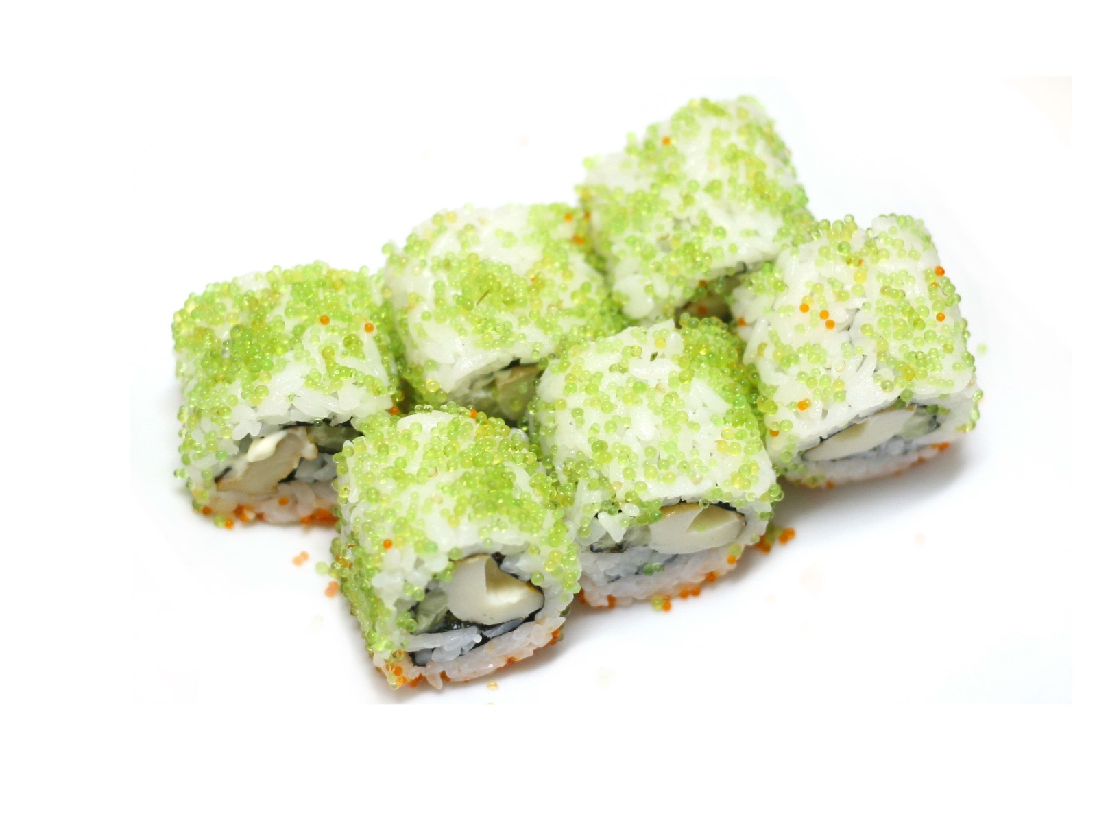 Японские суши с икрой на белом фоне 