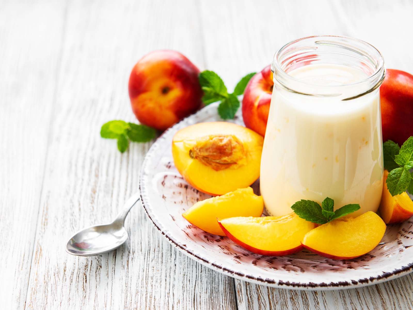 Кефир в банке на столе с нектарином