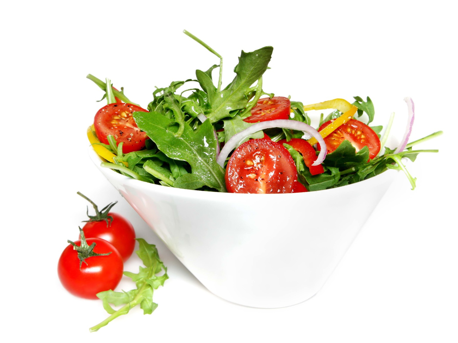 Салат с помидорами и рукколой на белом фоне
