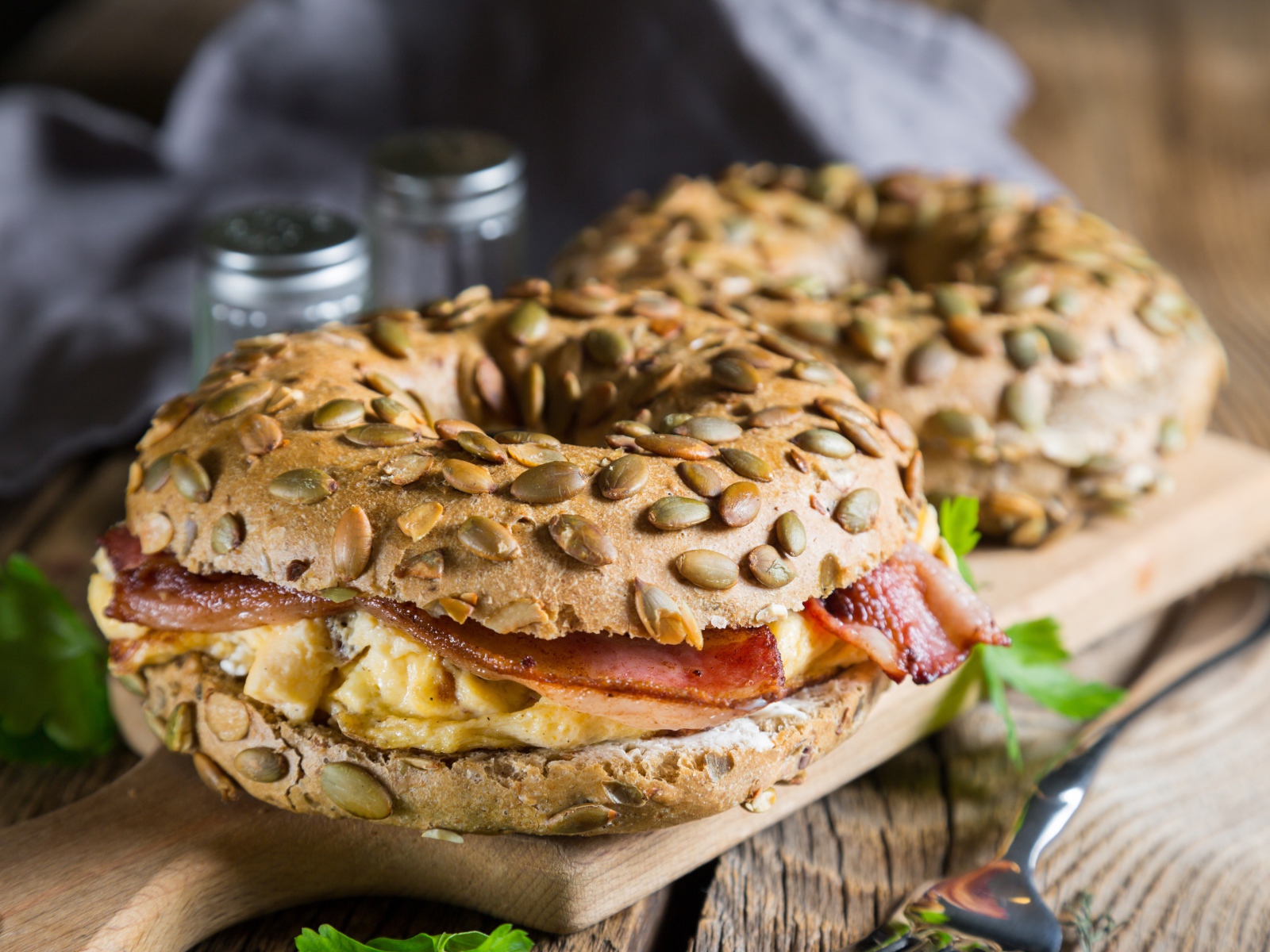 Два гамбургера с мясом и булочкой