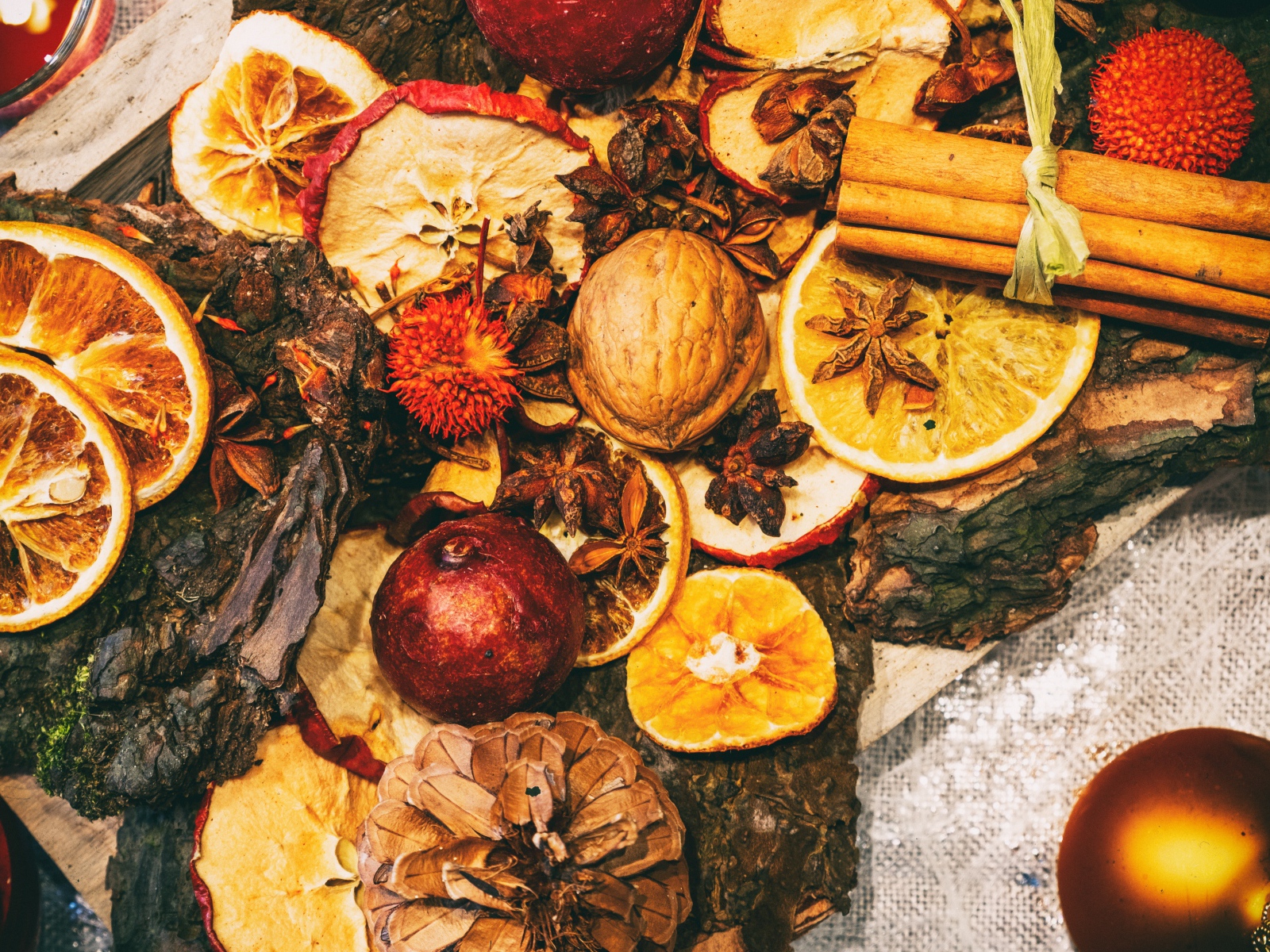 Сухофрукты, орехи и еловые шишки на столе