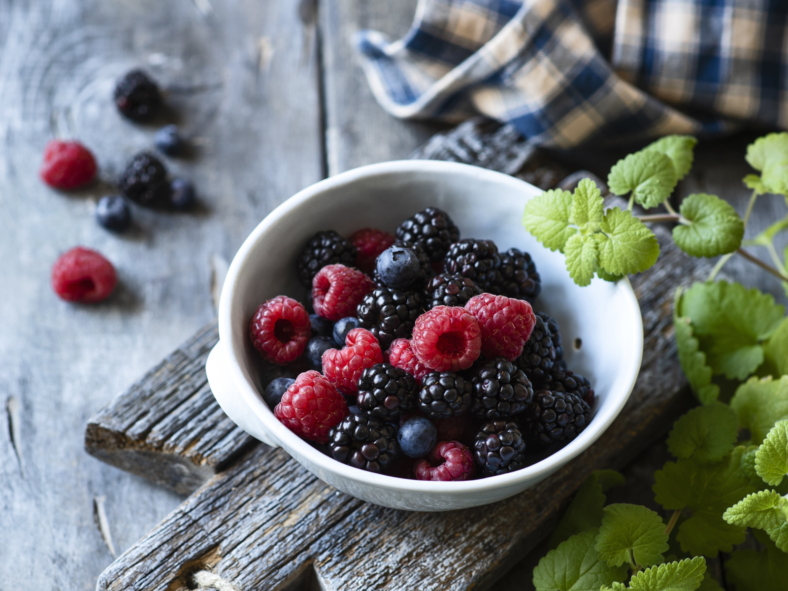 Свежие спелые ягоды малины, черники и ежевики