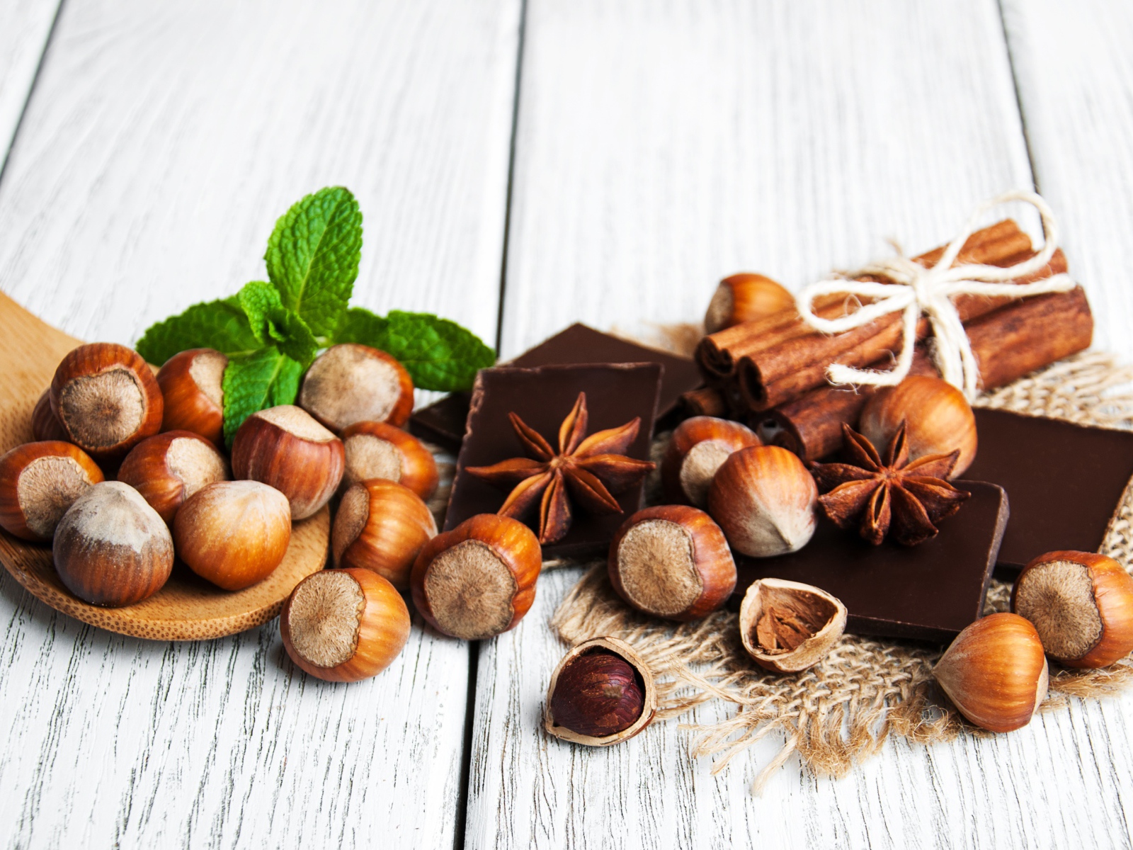 Лесные орехи на столе с корицей, бадьяном и корицей
