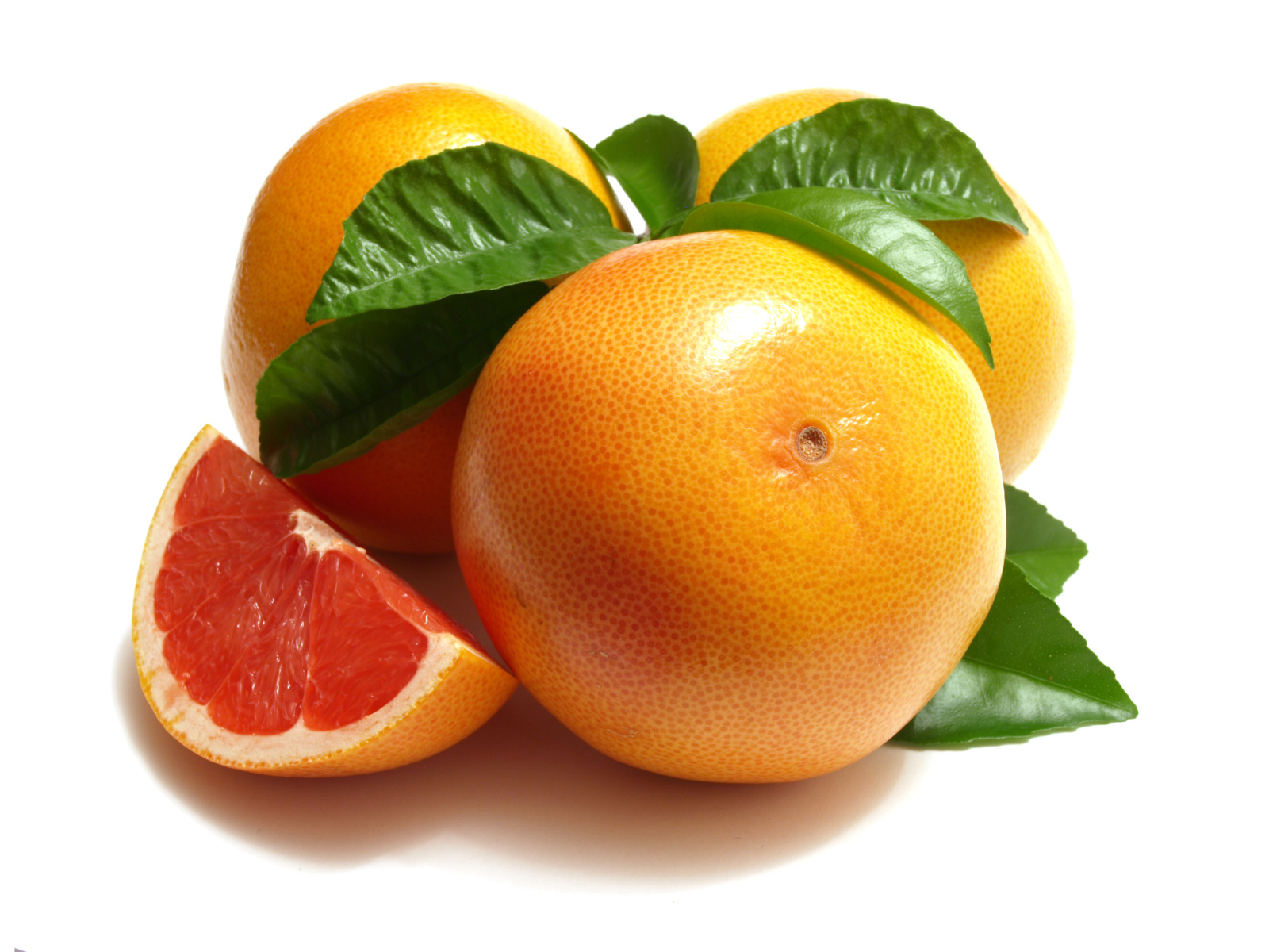 Оранжевые грейпфруты на белом фоне