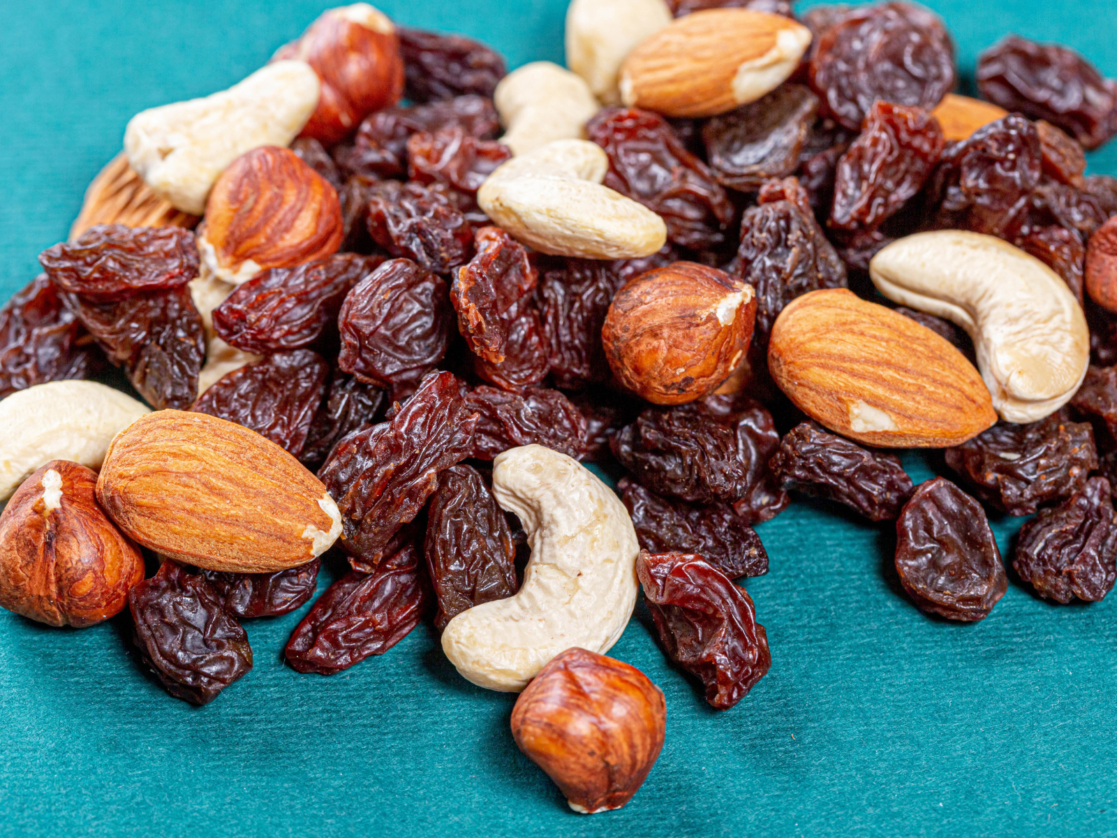 Изюм и орехи на голубом столе