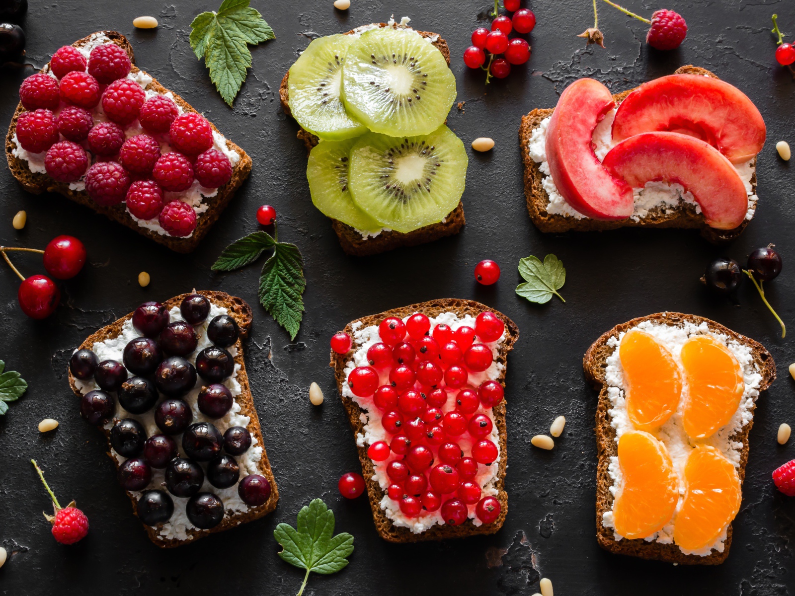 Бутерброды с творогом, ягодами и фруктами