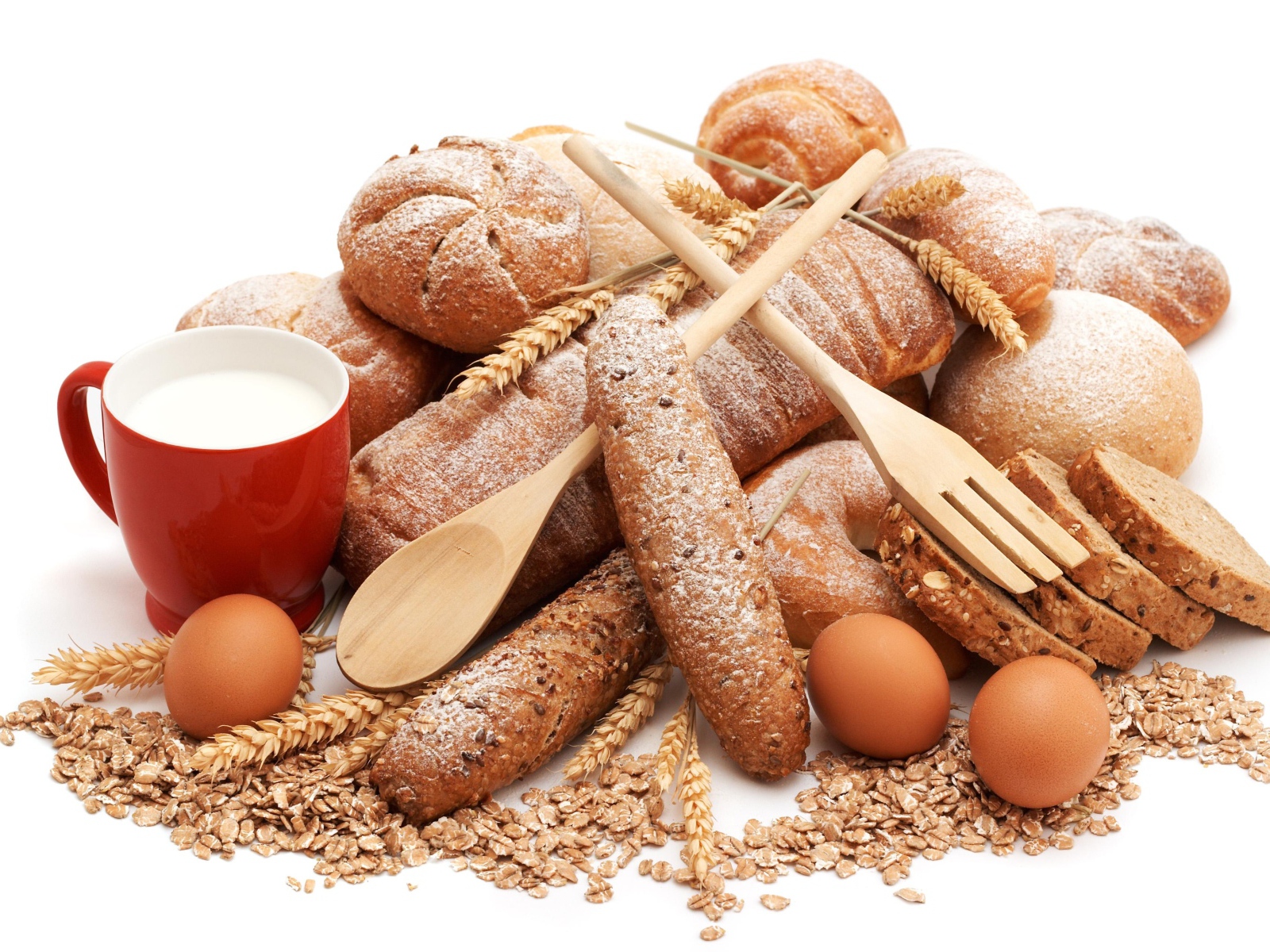 Свежий хлеб на белом фоне с яйца, чашкой молока и овсянкой