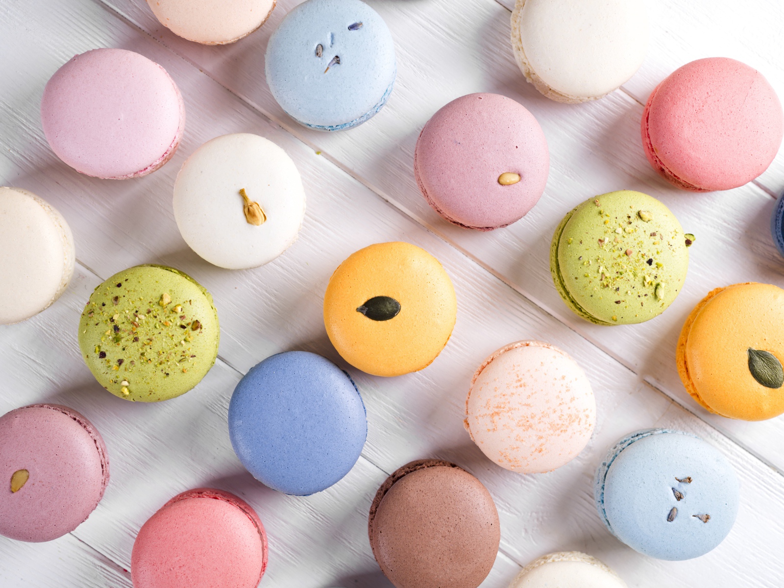 Много разноцветного печенья макарон на столе