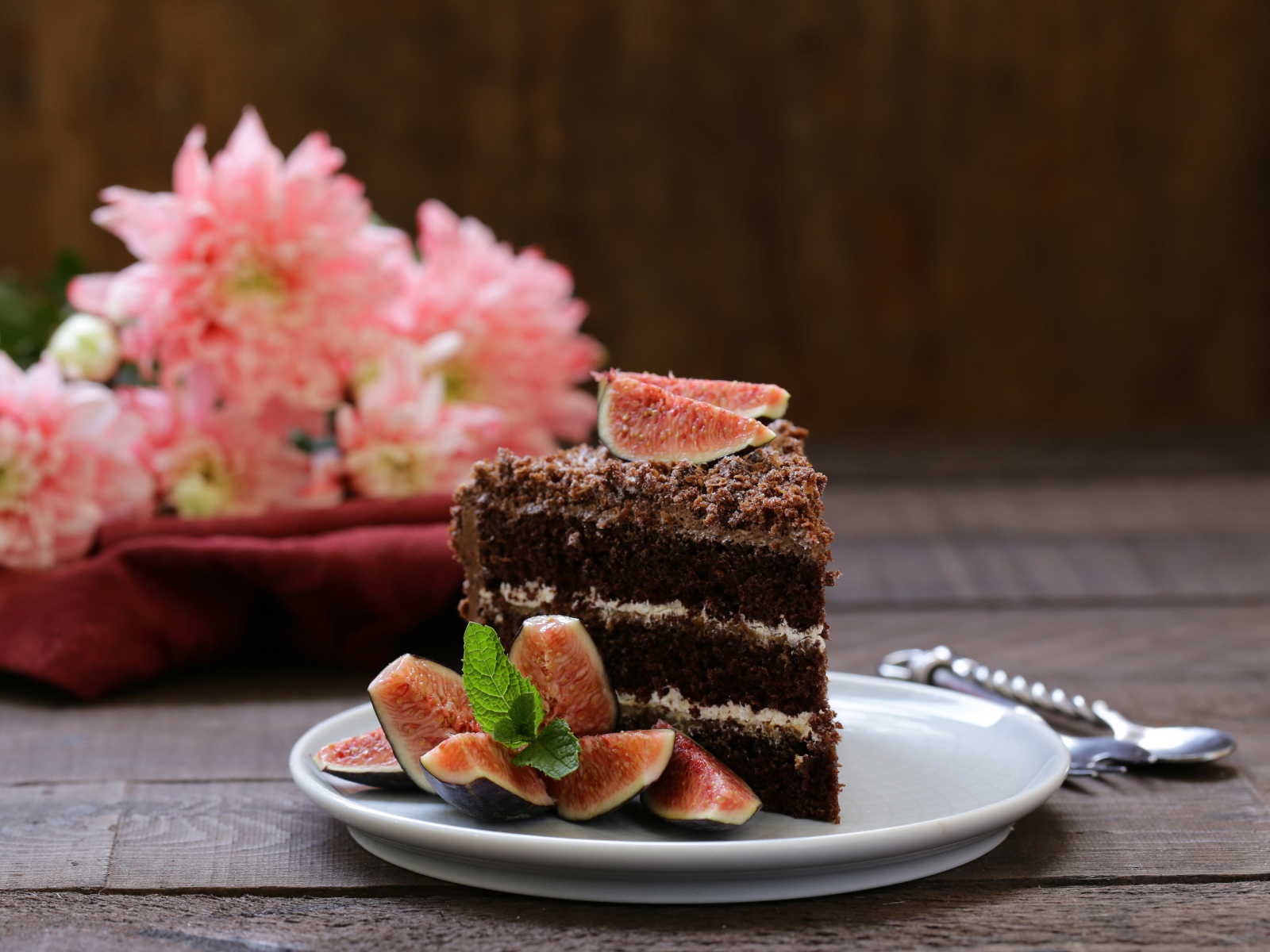 Кусок торта на тарелке с инжиром 