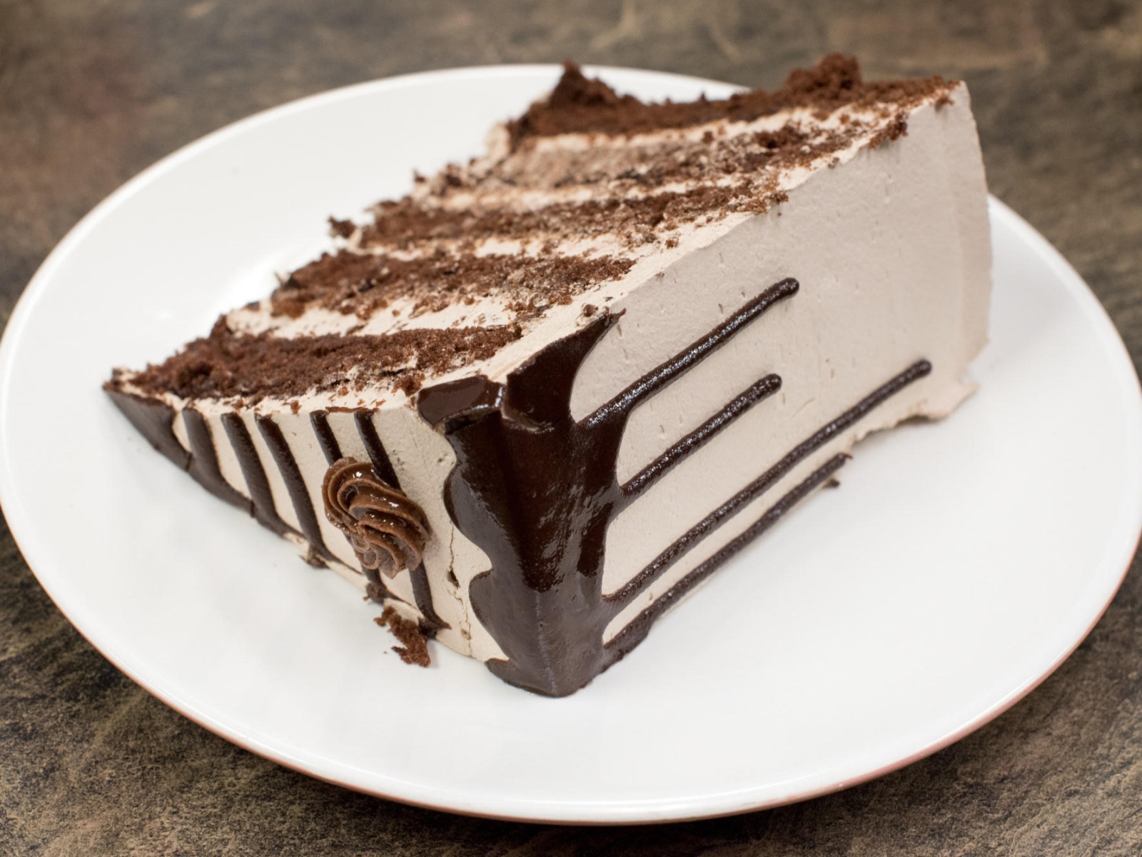 Кусок торта с кремом на белой тарелке