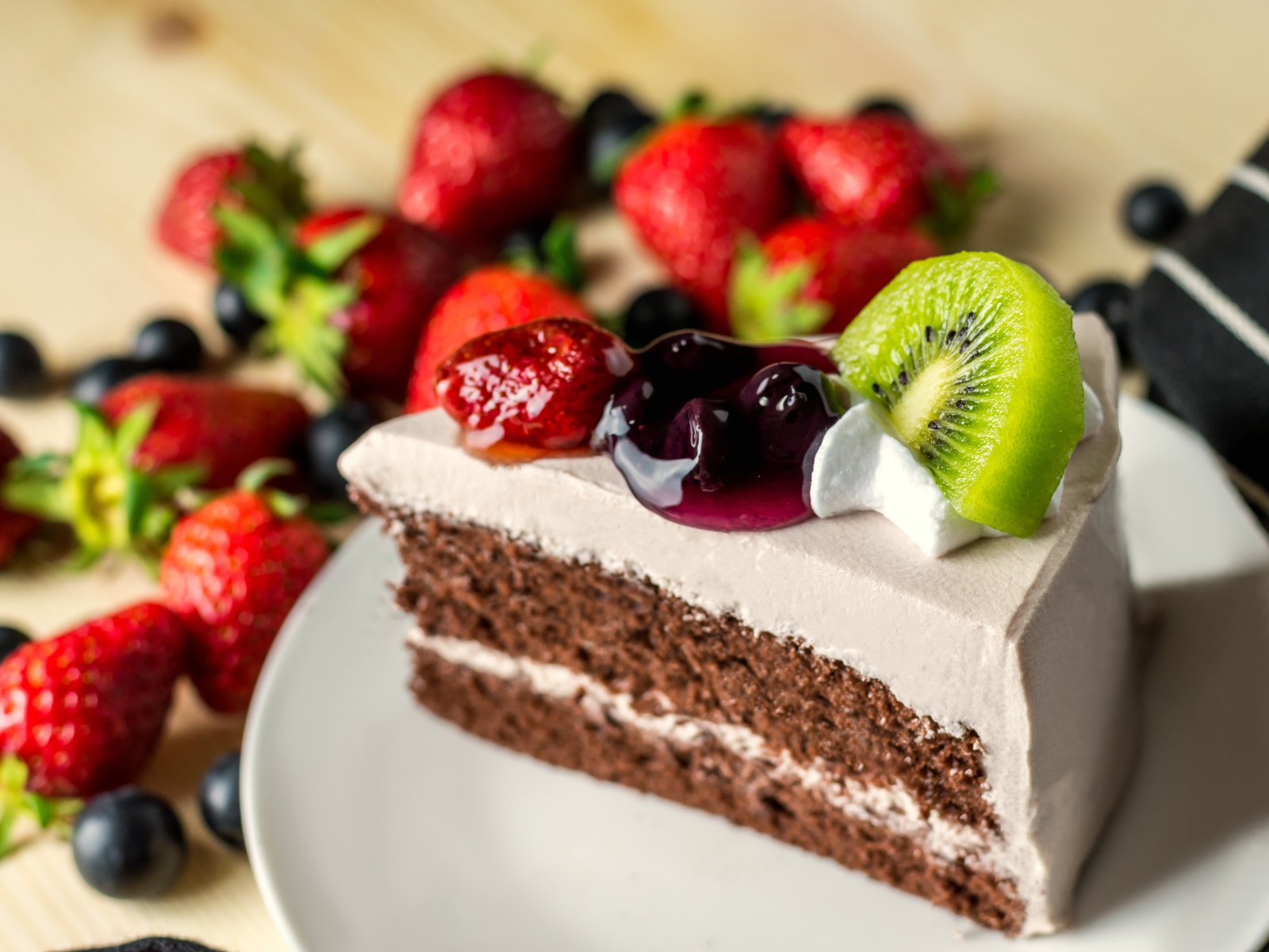 Аппетитный кусок торта с белым суфле и ягодами