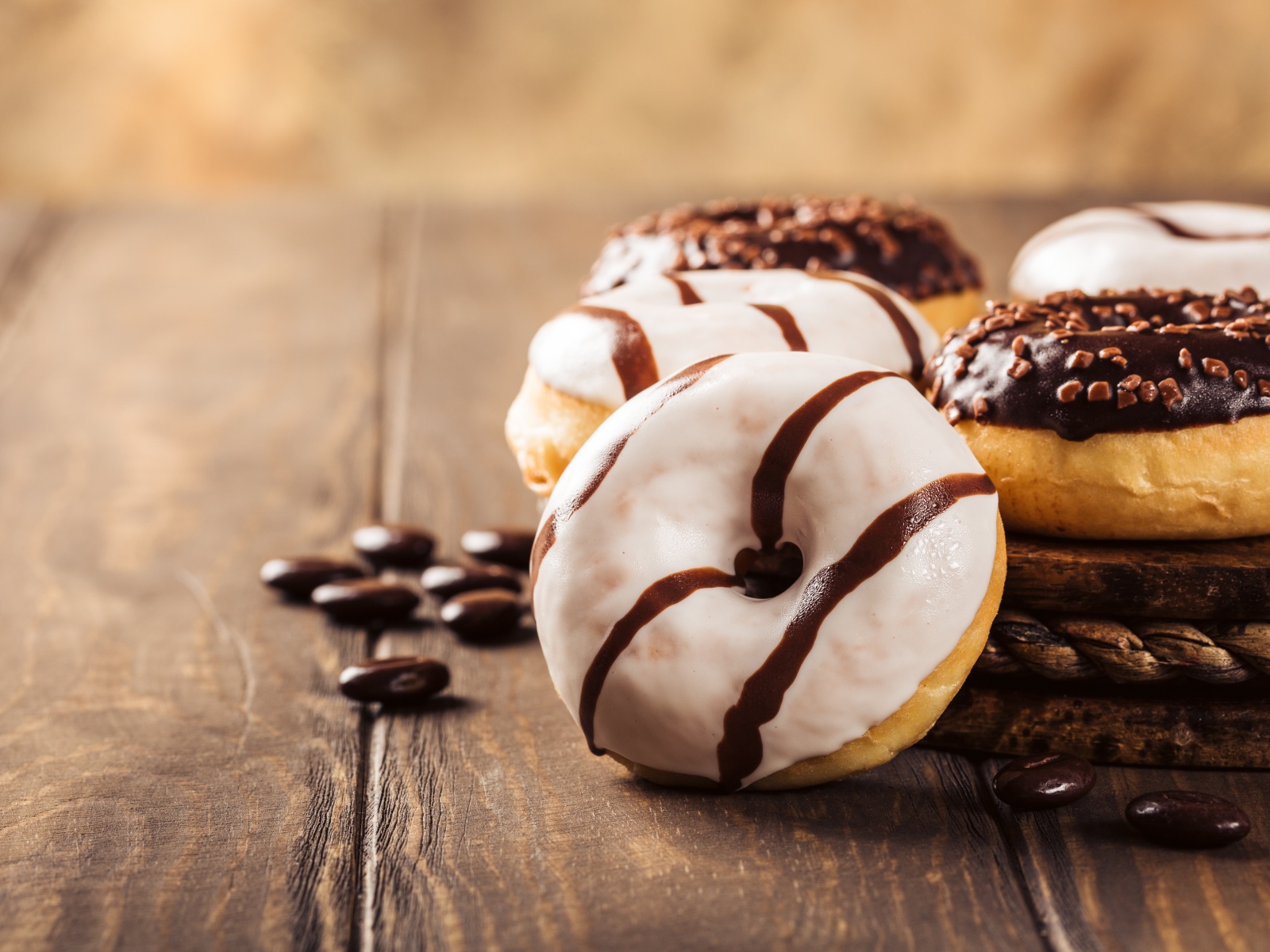 Аппетитные сладкие пончики с глазурью на столе