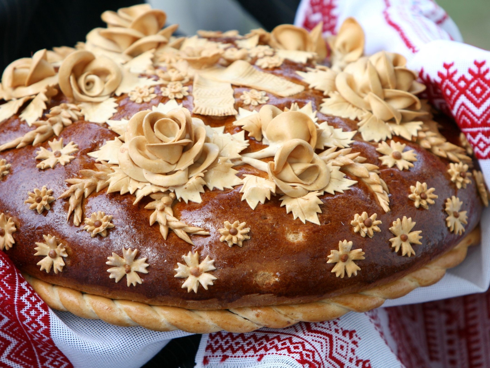 Красивый свадебный каравай на рушнике