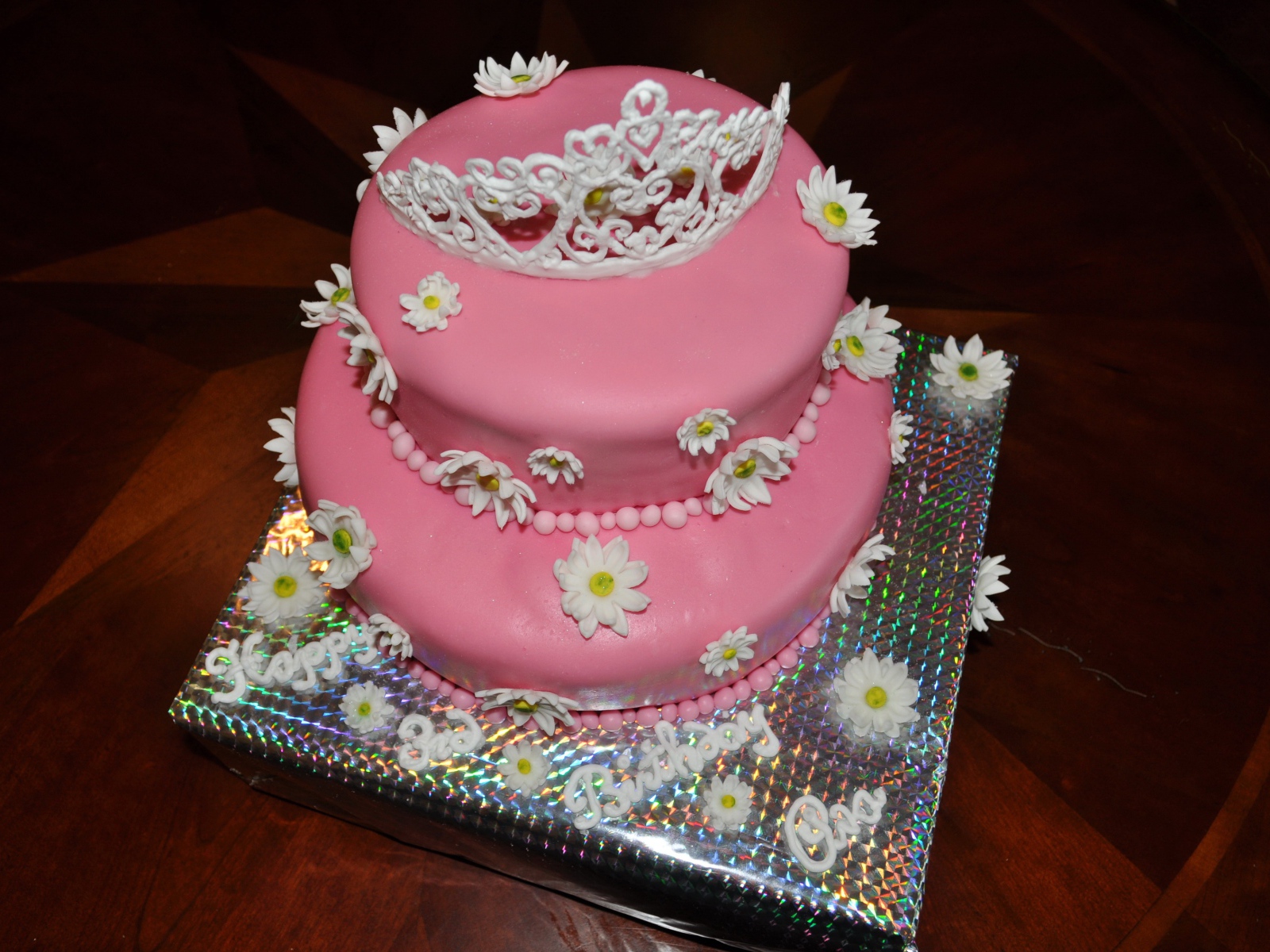 Большой розовый торт с ромашками и короной для маленькой девочки 