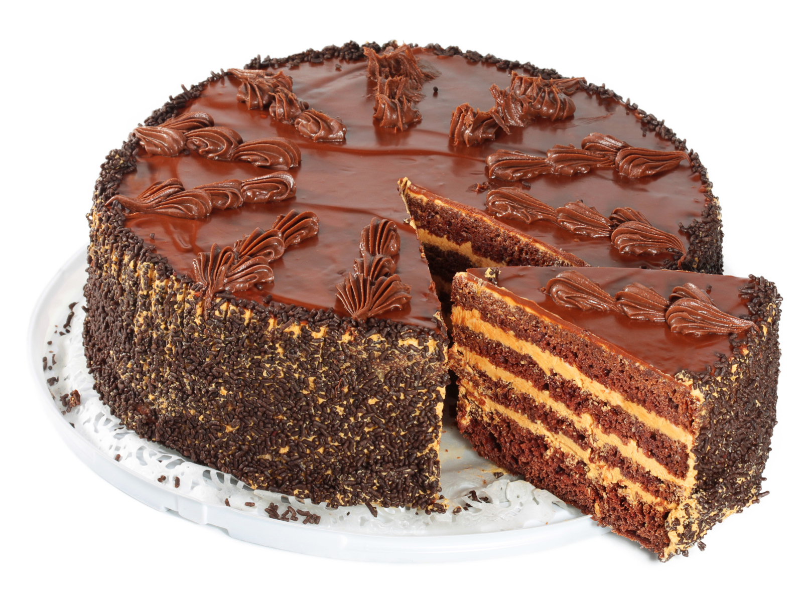 Торт с шоколадом на белом фоне