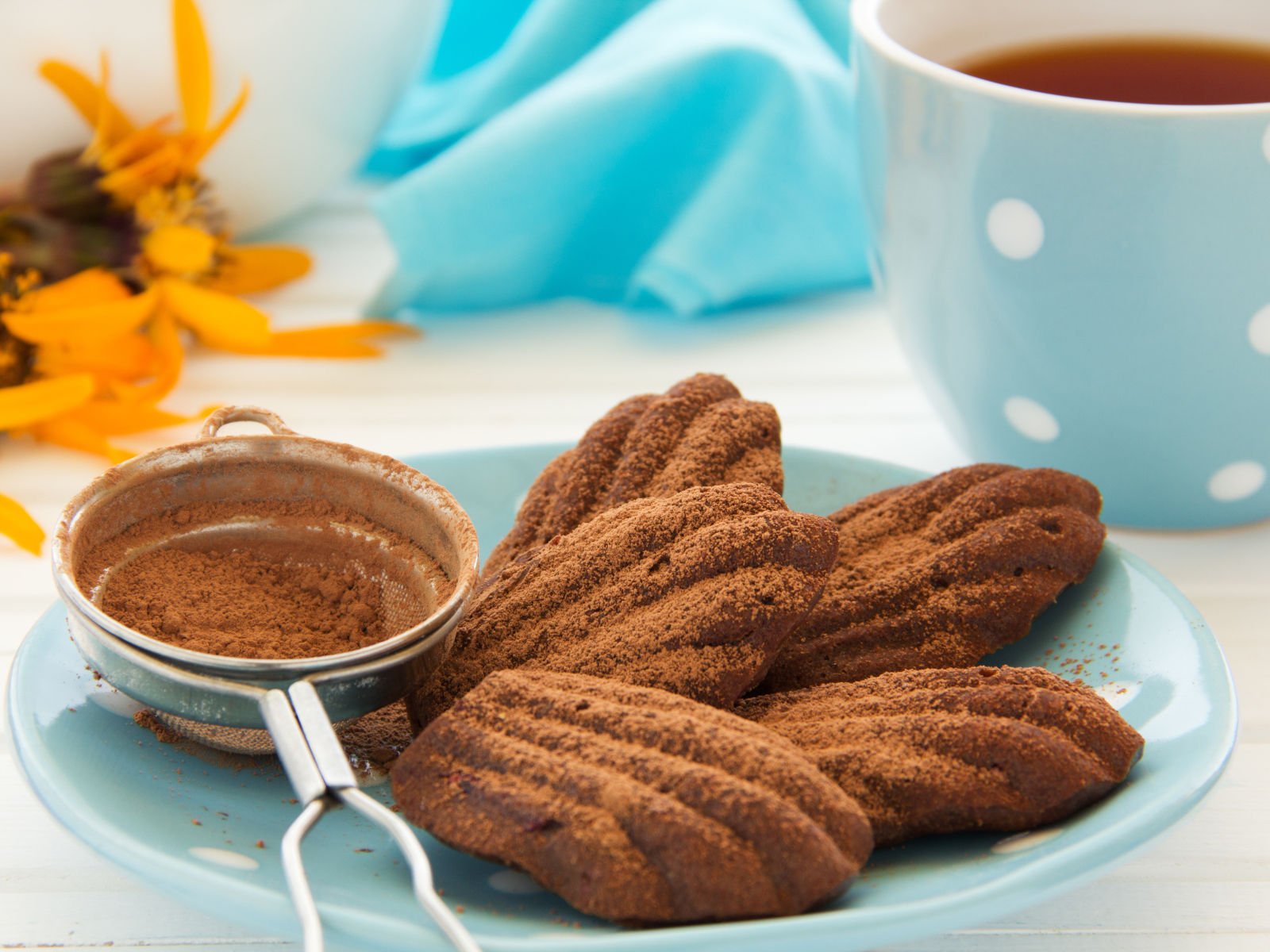 Шоколадное печенье с какао на столе с чаем 