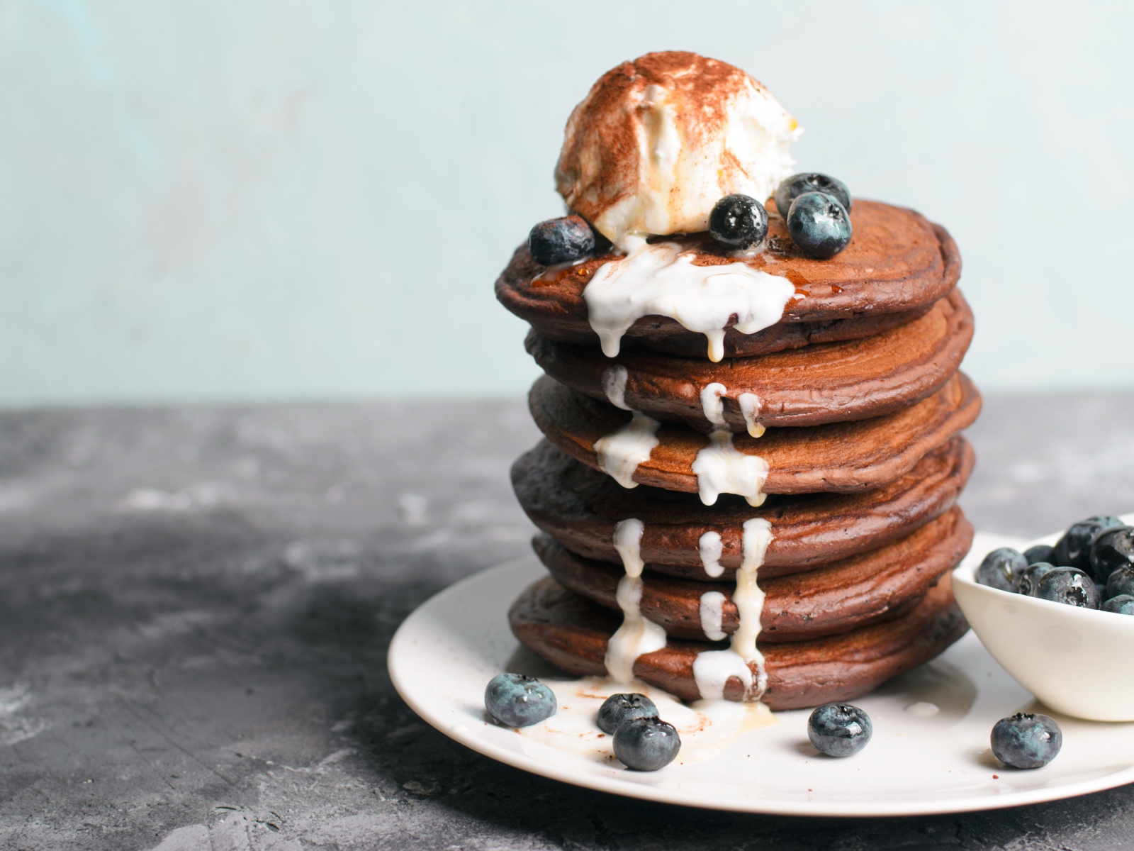 Шоколадные оладьи с мороженым и ягодами черники 